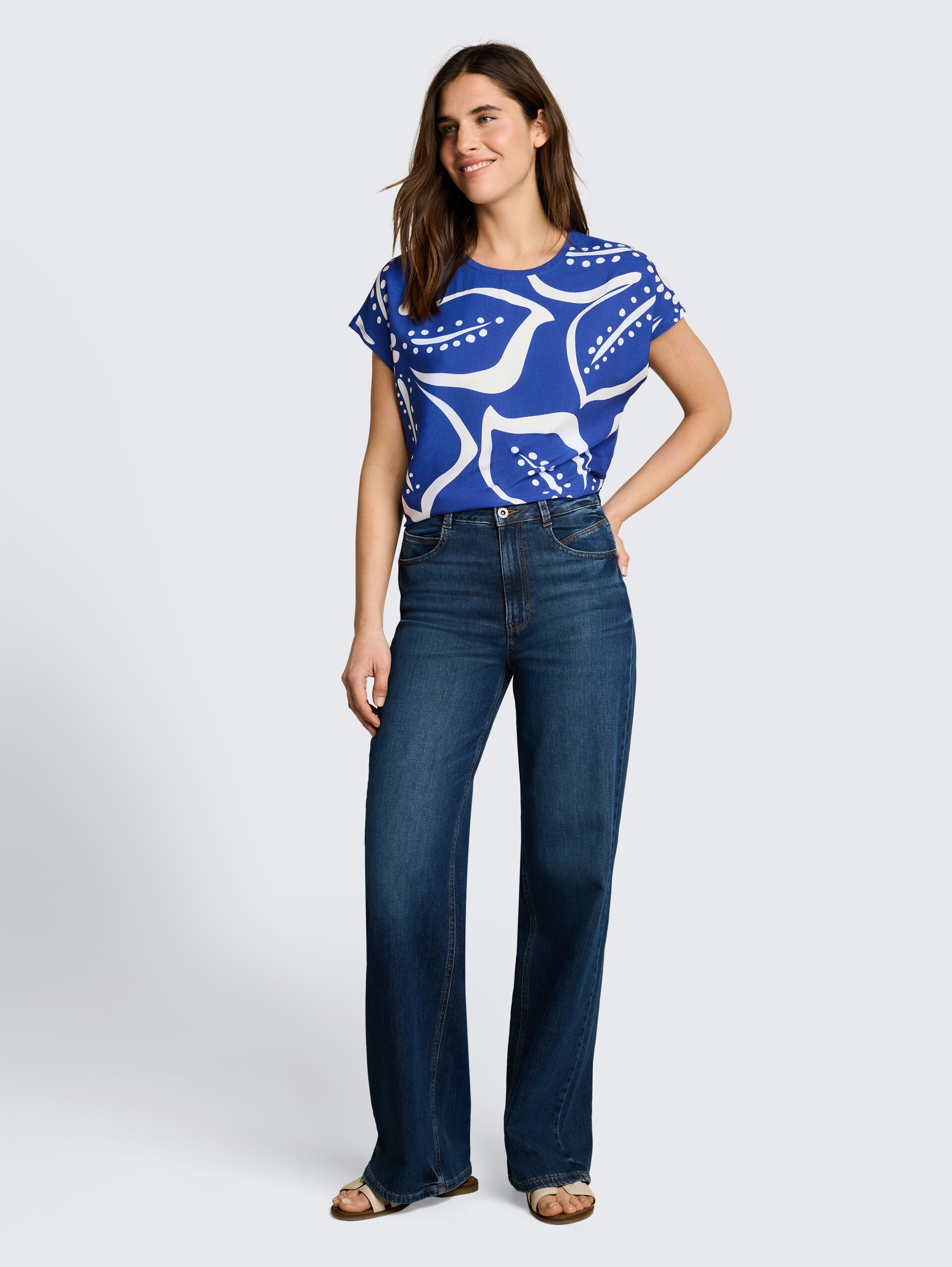 T-shirt in materiaalmix - shiny royal blue - Model vooraanzicht