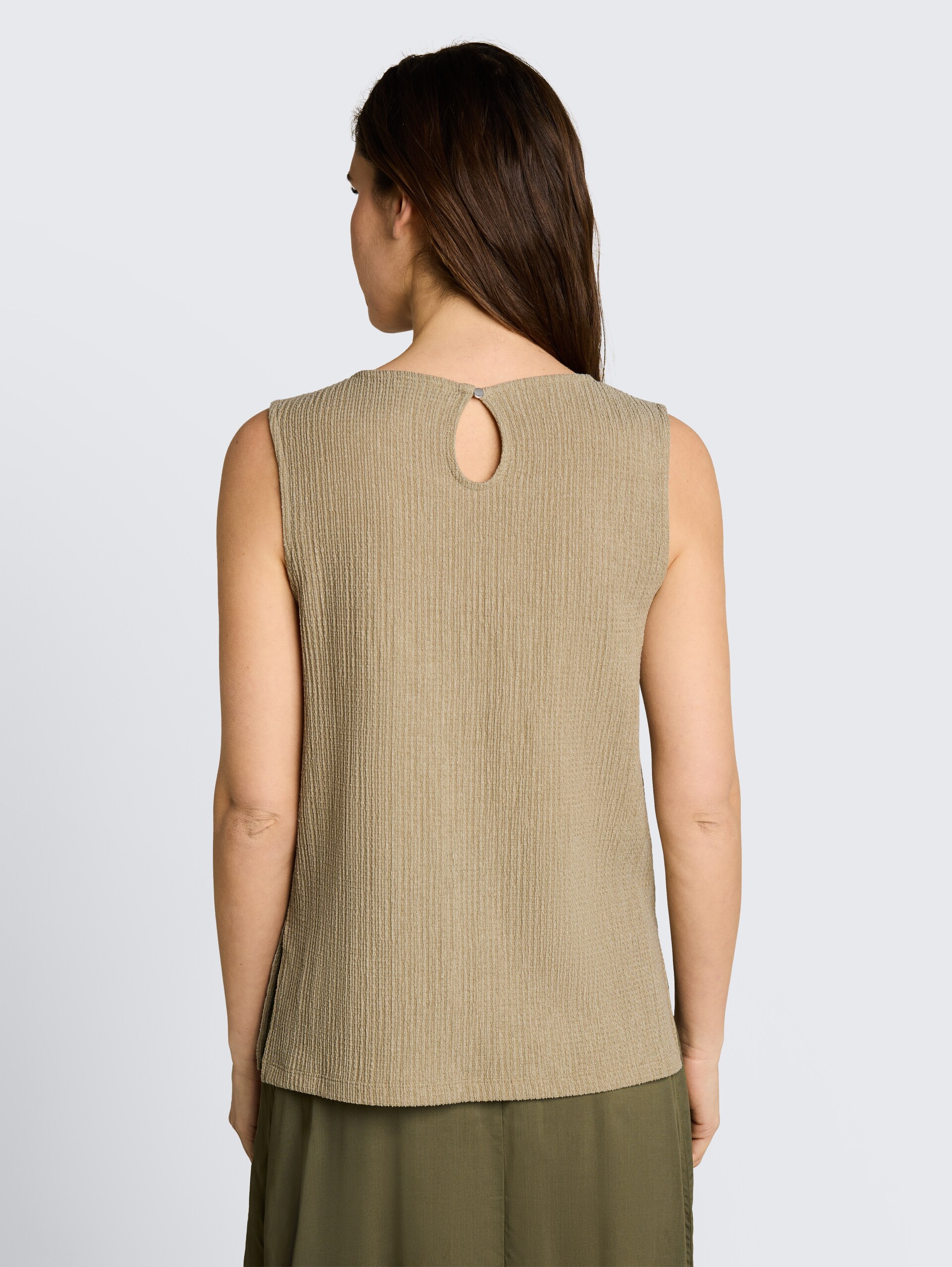 Crinkle top met zijsplitten - olive white structure - Neklijn model-achteraanzicht