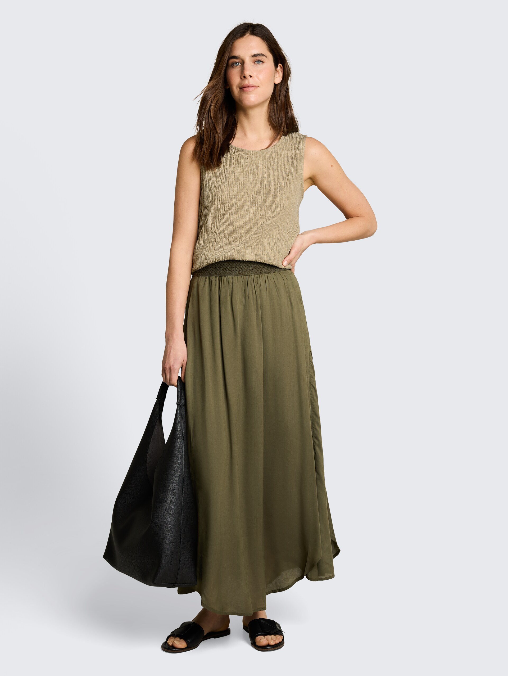 Crinkle top met zijsplitten - olive white structure - Model vooraanzicht