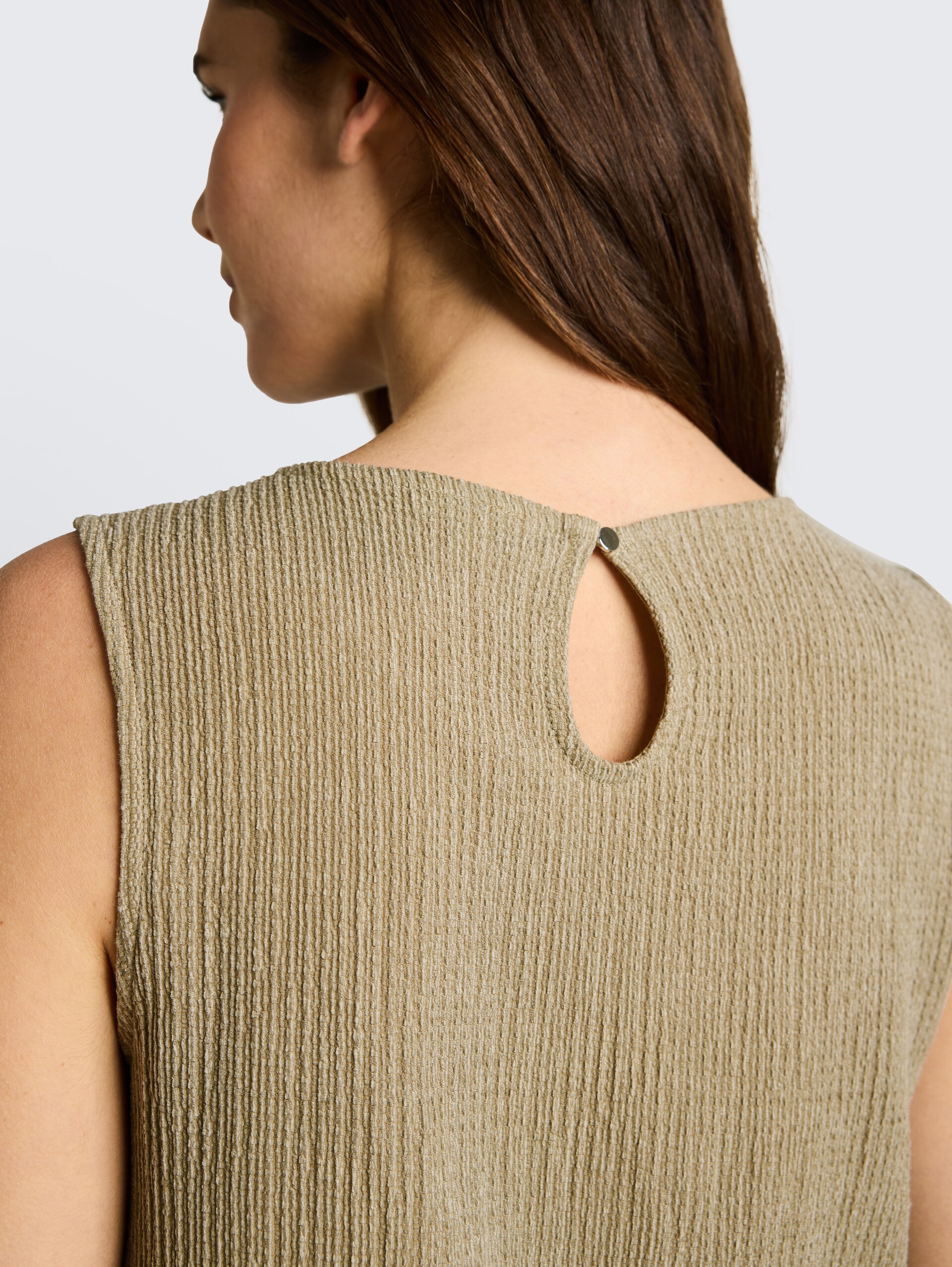 Crinkle top met zijsplitten - olive white structure - Detailaanzicht model