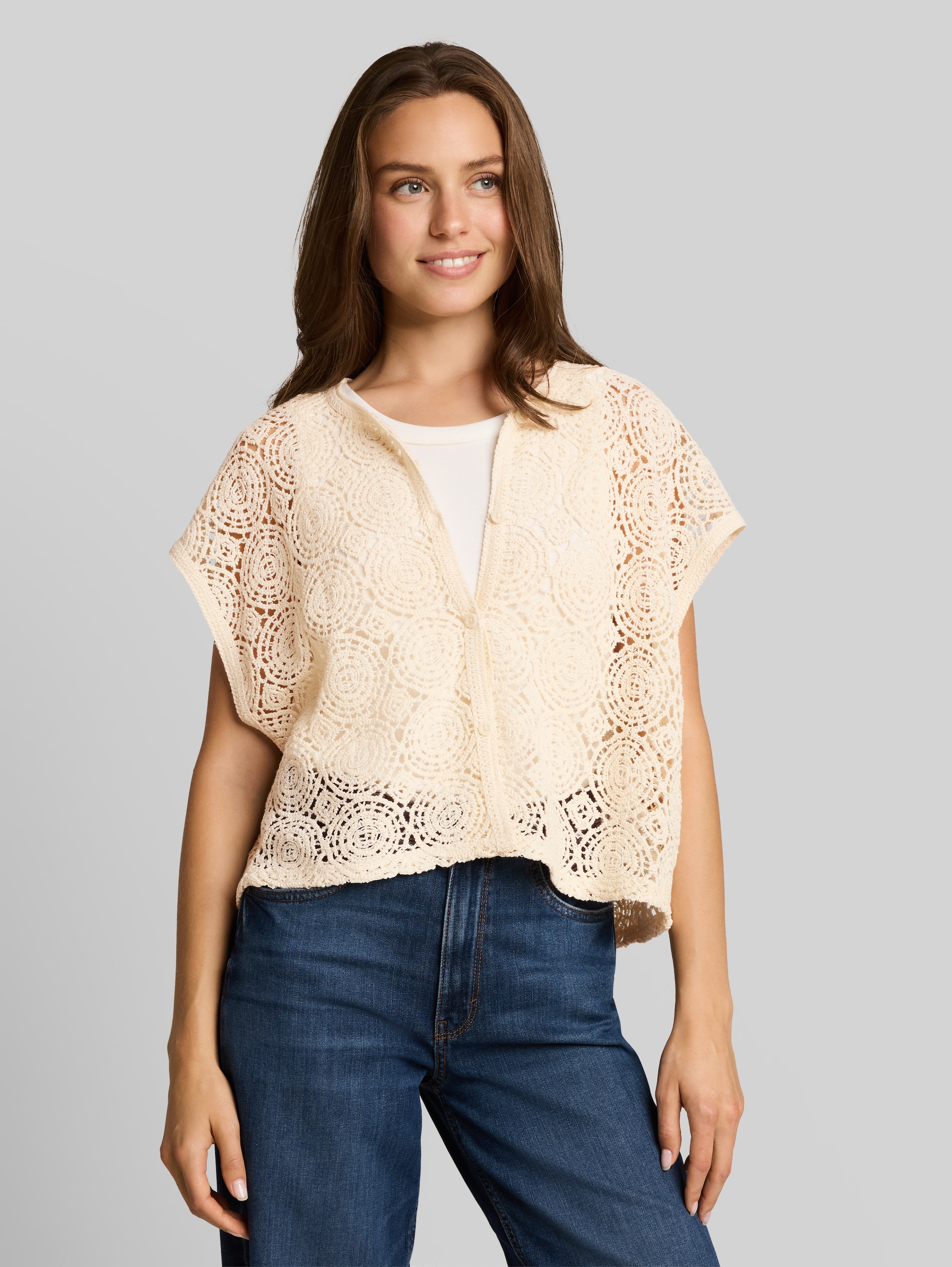 Crochet-Top mit Knopfleiste - Dove White - Ausschnitt Model-Vorderansicht