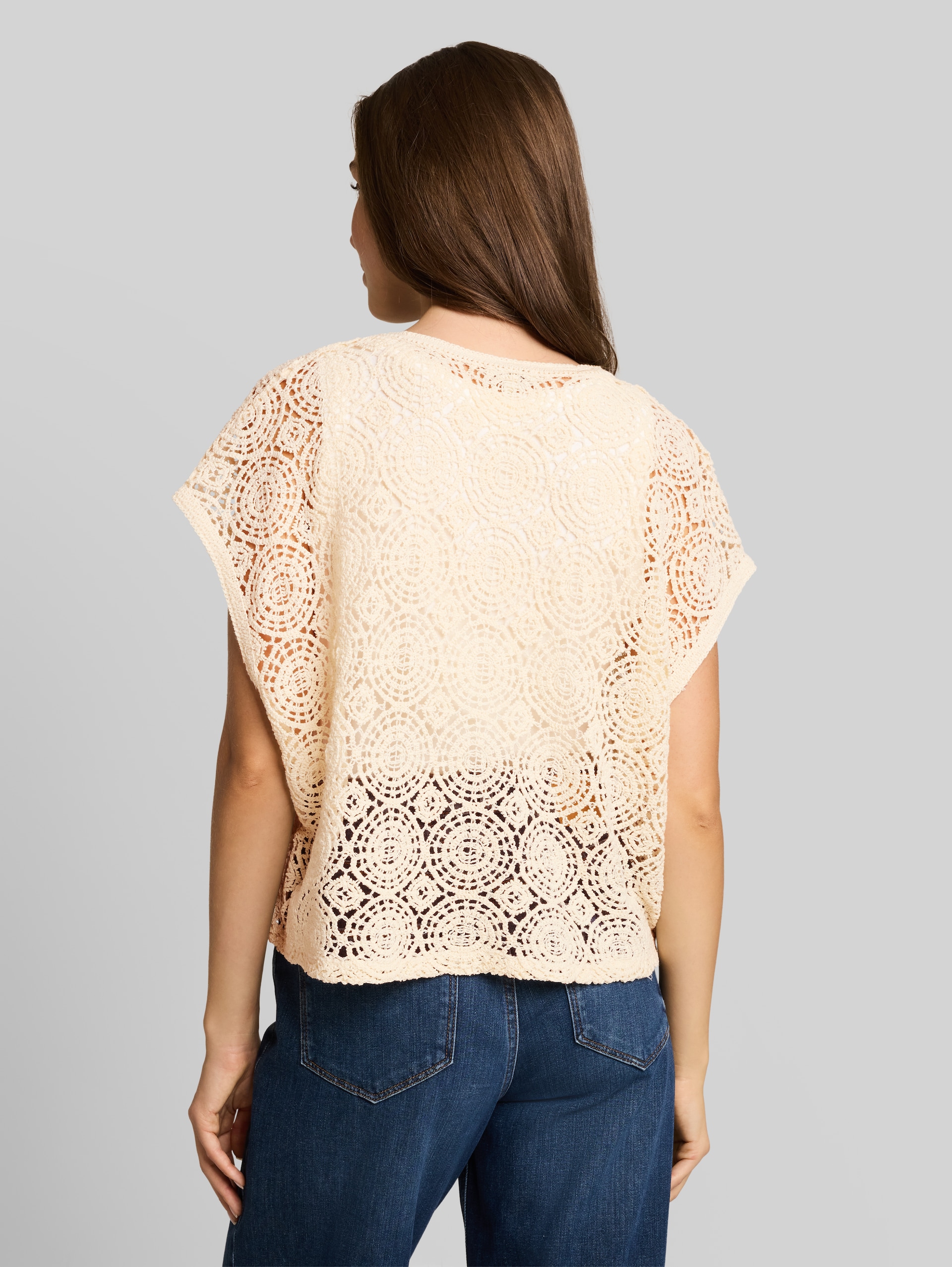 Crochet-Top mit Knopfleiste - Dove White - Auschnitt Model-Rückansicht