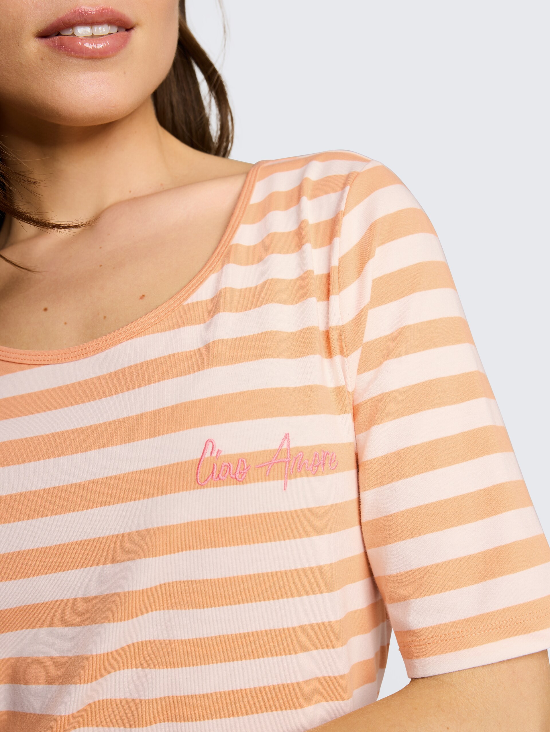 T-shirt met borduursel - orange white stripe - Detailaanzicht model