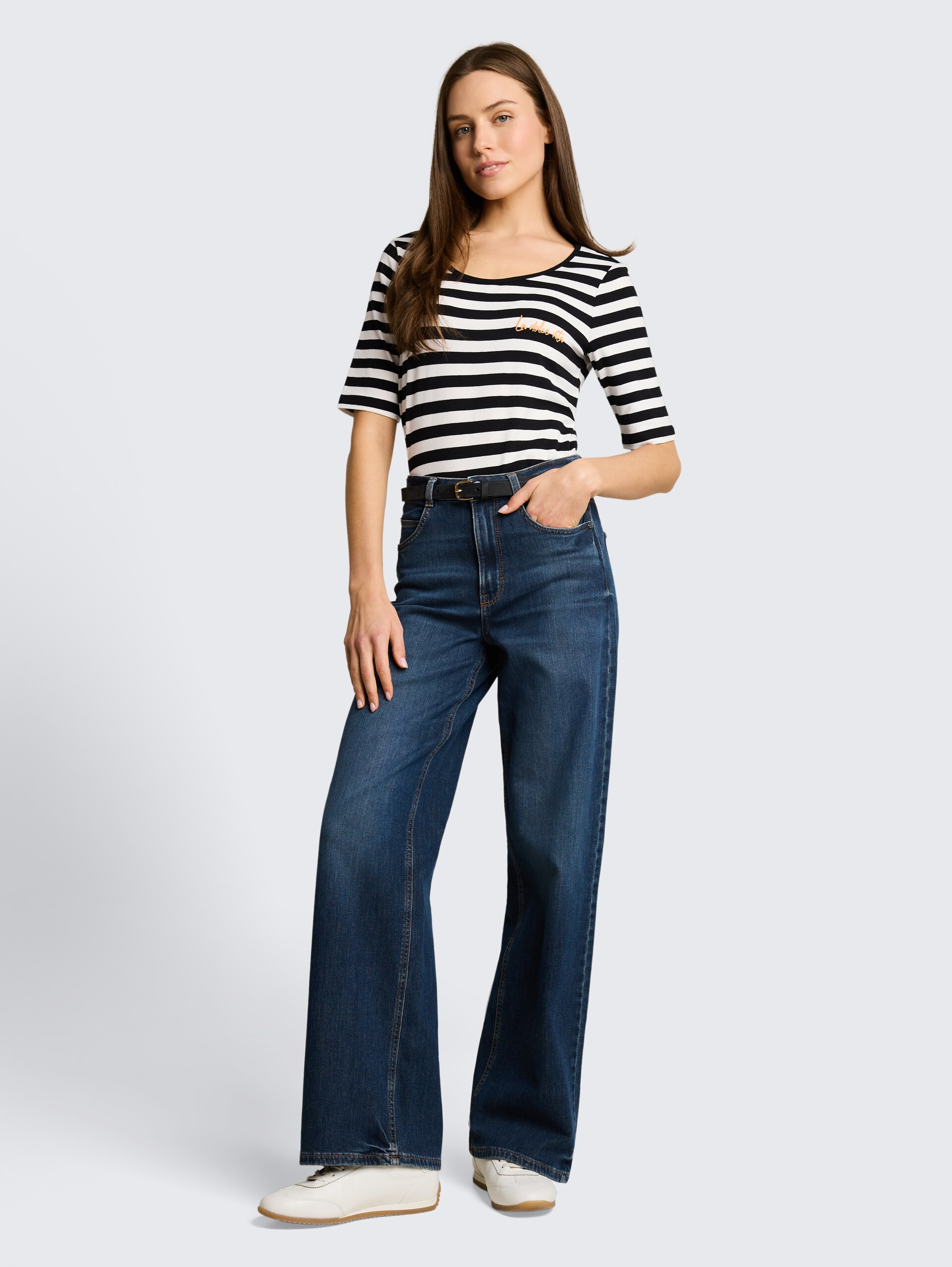 T-shirt met borduursel - black white stripe - Model vooraanzicht