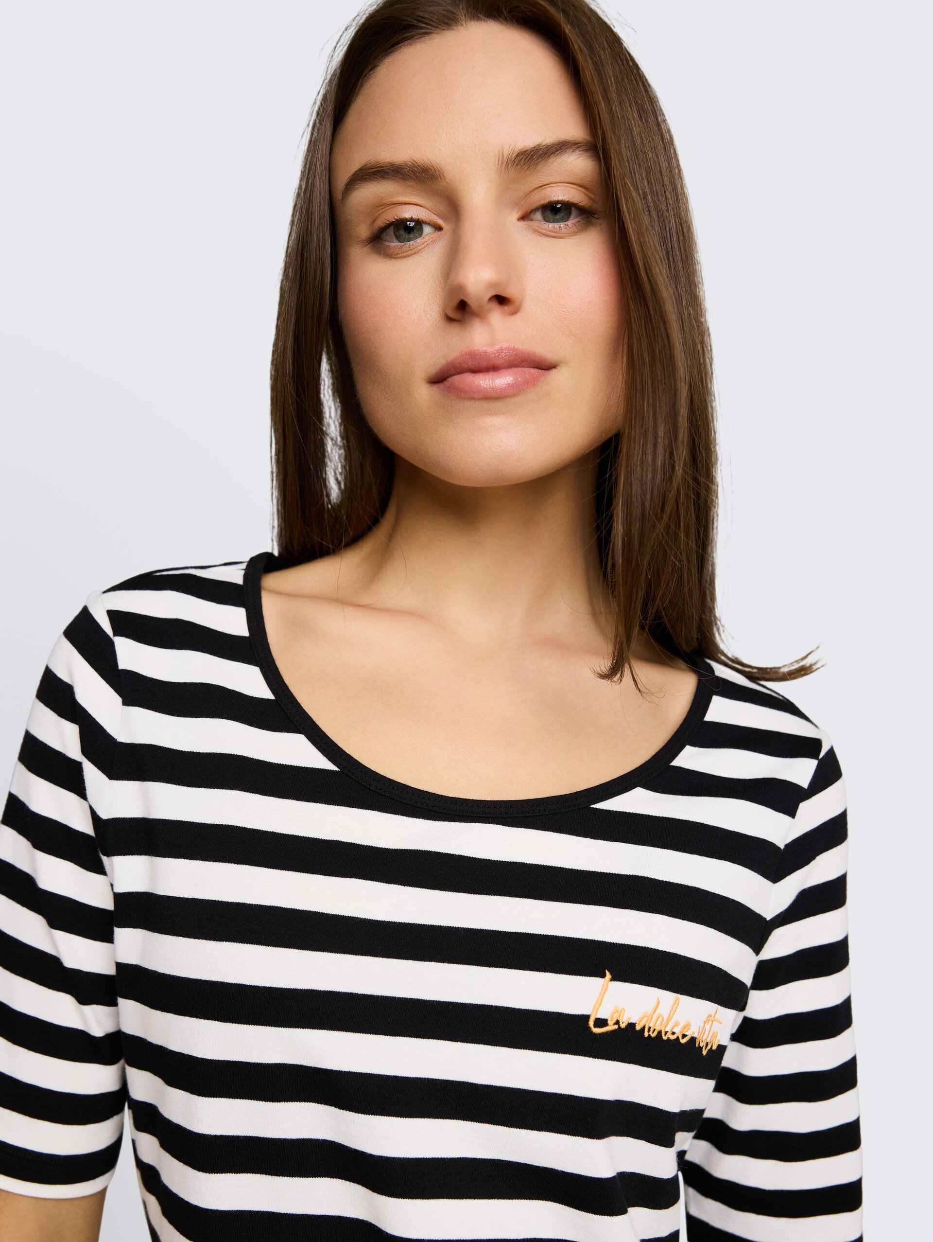 T-shirt met borduursel - black white stripe - Detailaanzicht model