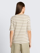 T-Shirt mit Stickerei - olive white stripe - Auschnitt Model-Rückansicht