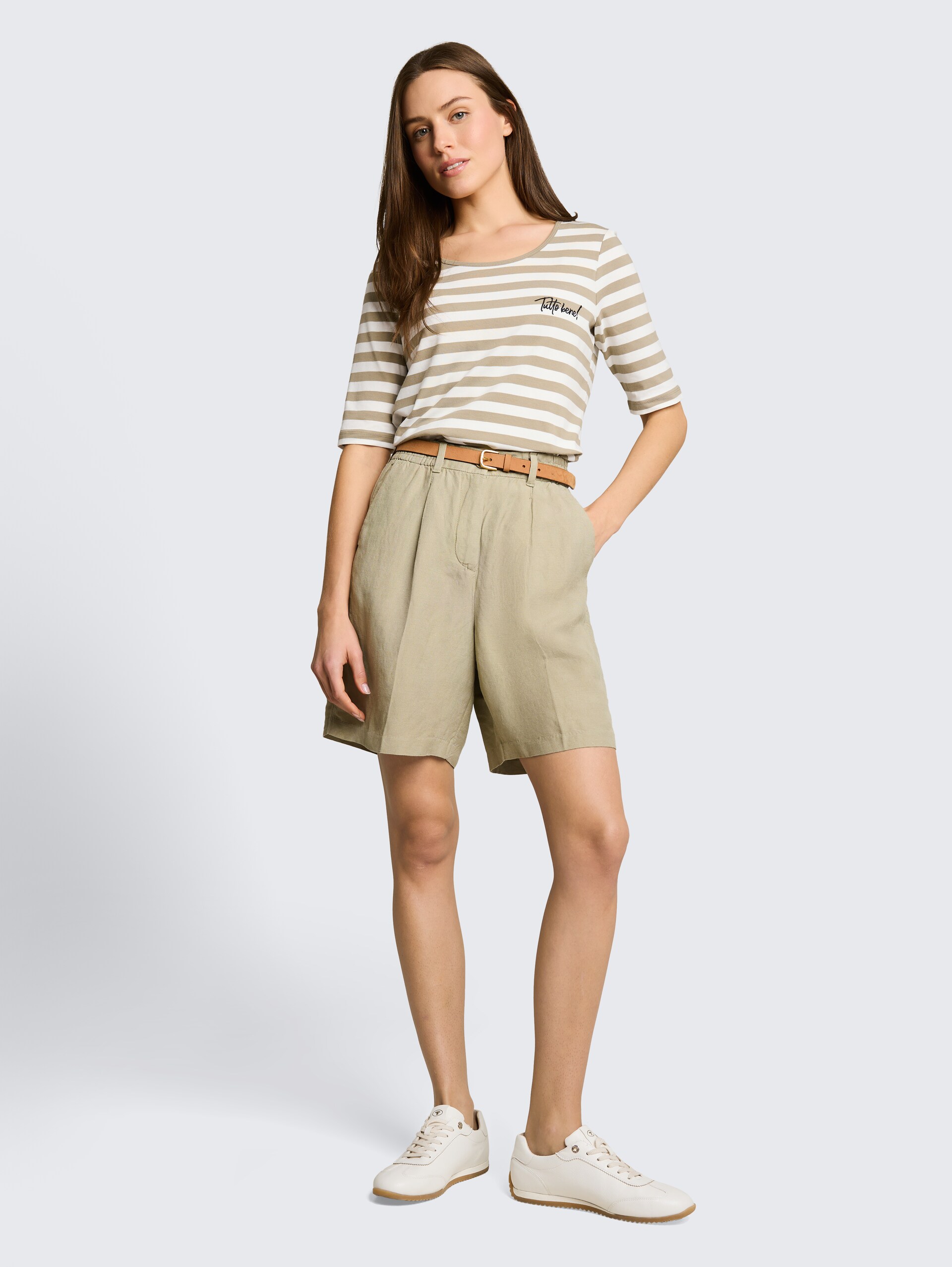 T-shirt met borduursel - olive white stripe - Model vooraanzicht