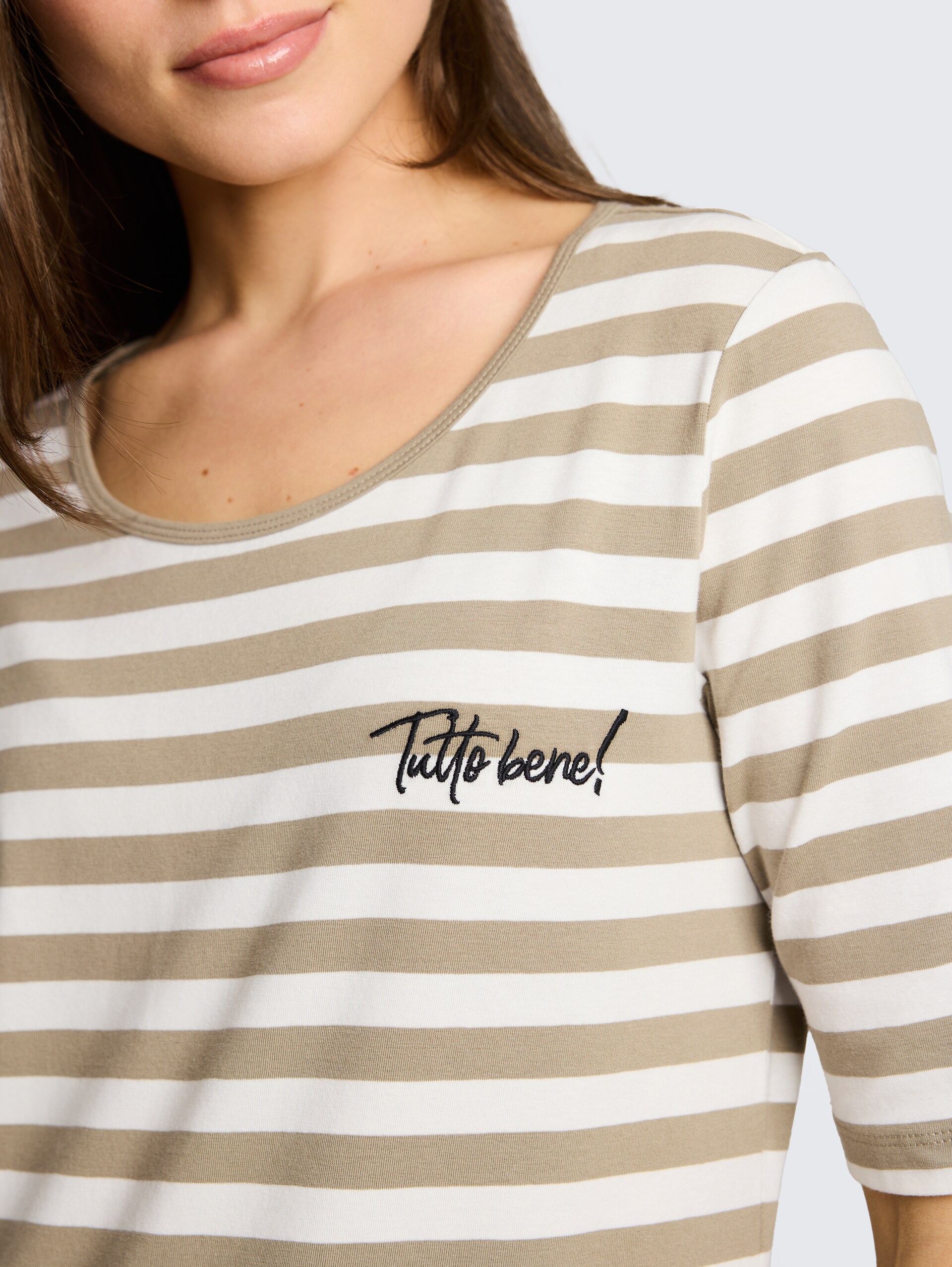 T-shirt met borduursel - olive white stripe - Detailaanzicht model