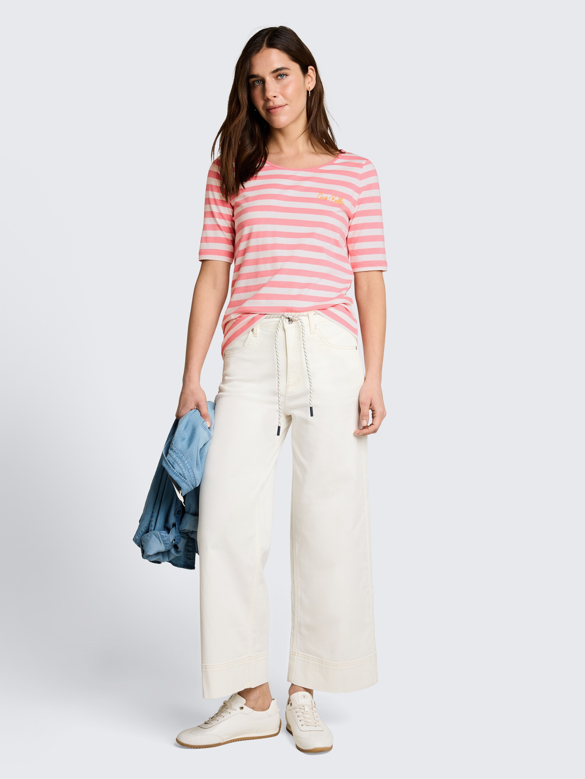 T-shirt met borduursel - pink white stripe - Model vooraanzicht