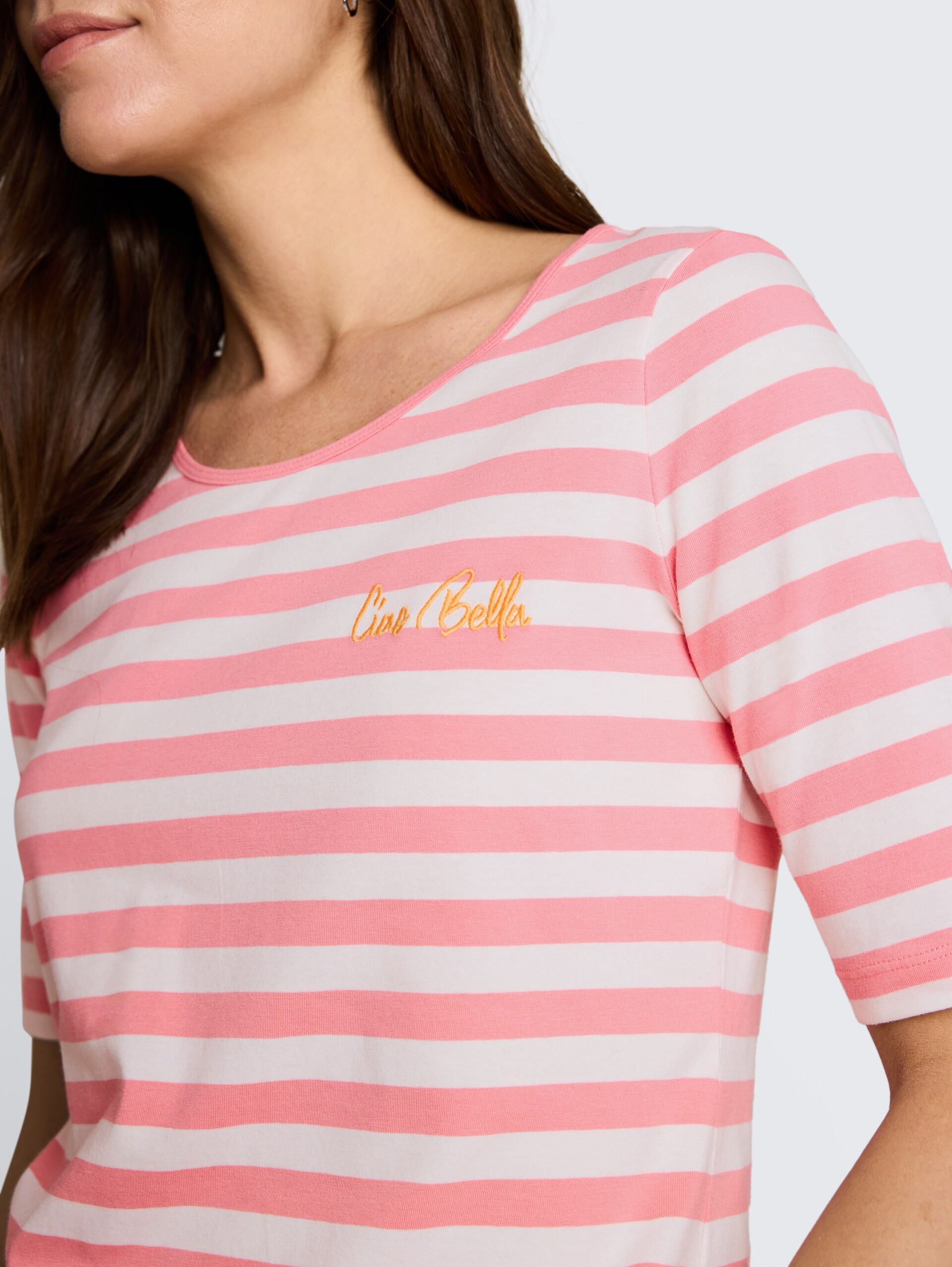 T-shirt met borduursel - pink white stripe - Detailaanzicht model