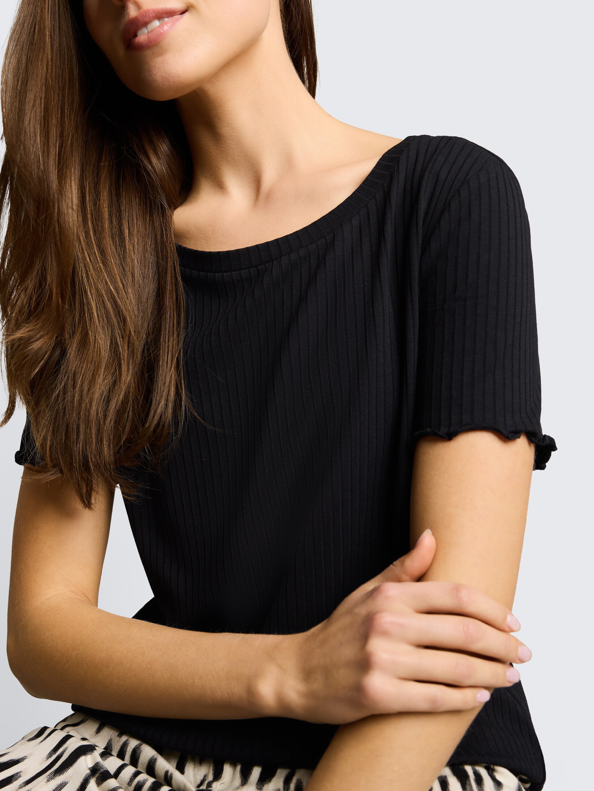T-shirt met ribbelstructuur - deep black - Detailaanzicht model