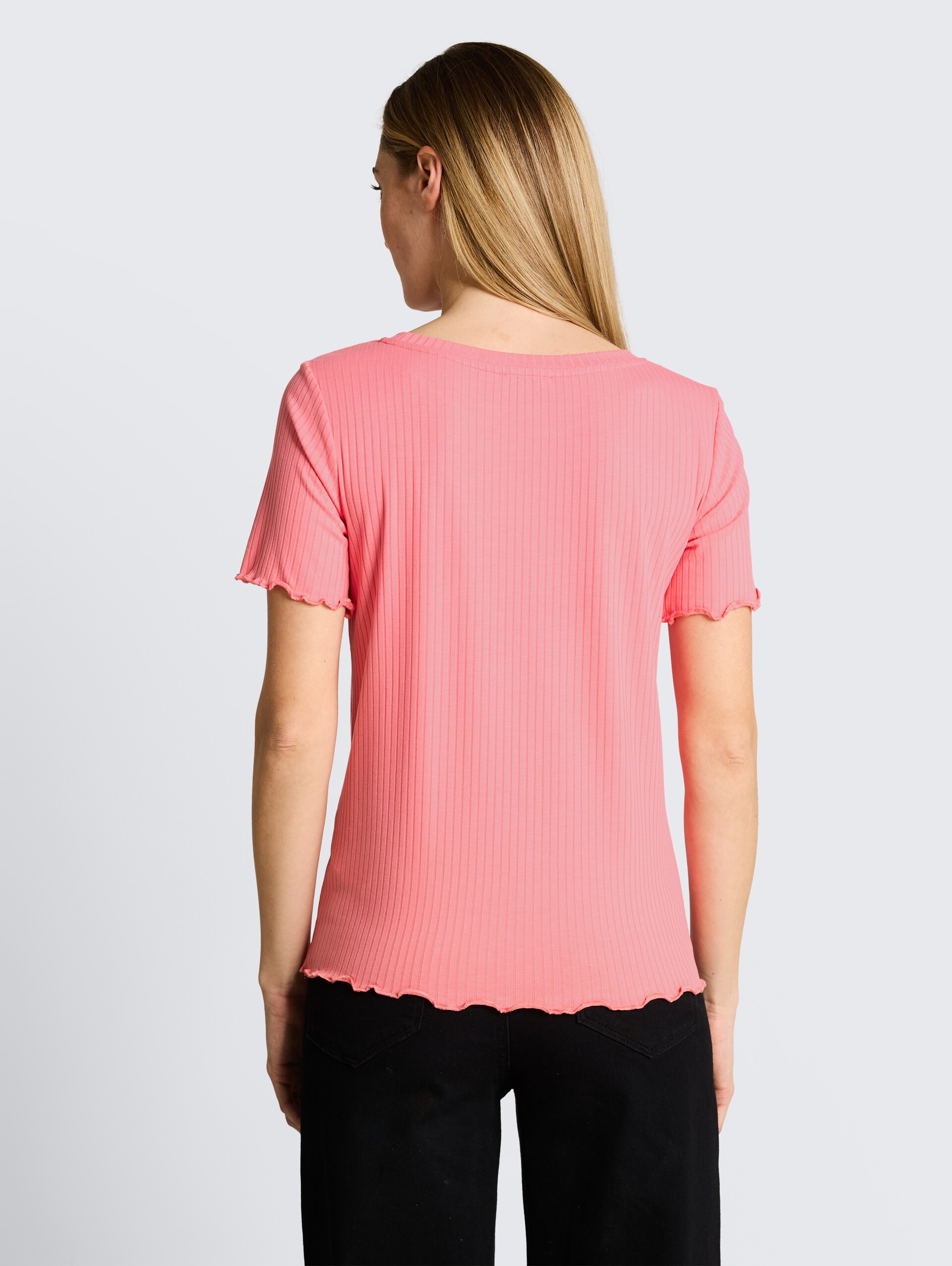 T-Shirt mit Rippstruktur - soft fuchsia pink - Auschnitt Model-Rückansicht