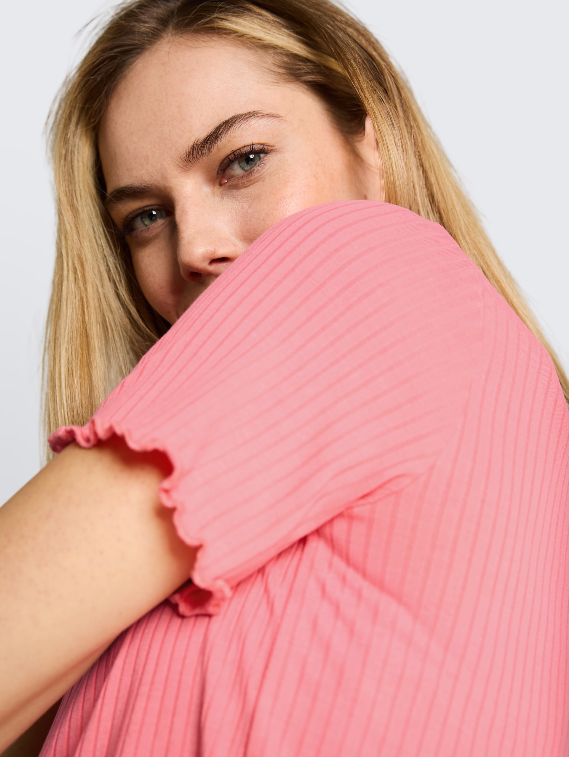 T-Shirt mit Rippstruktur - soft fuchsia pink - Detail-Model-Ansicht