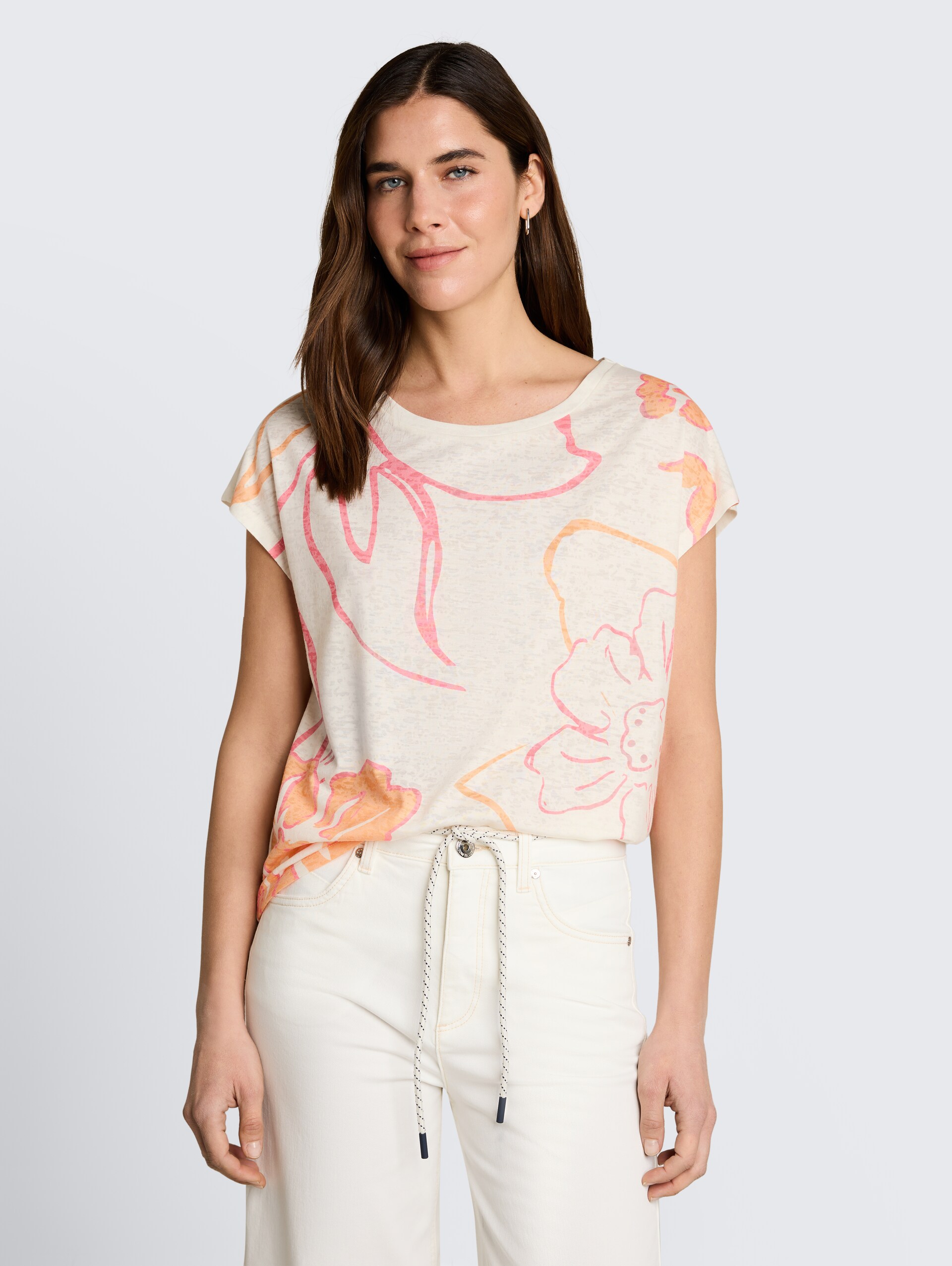 T-Shirt mit Blumenmuster - Whisper White - Ausschnitt Model-Vorderansicht