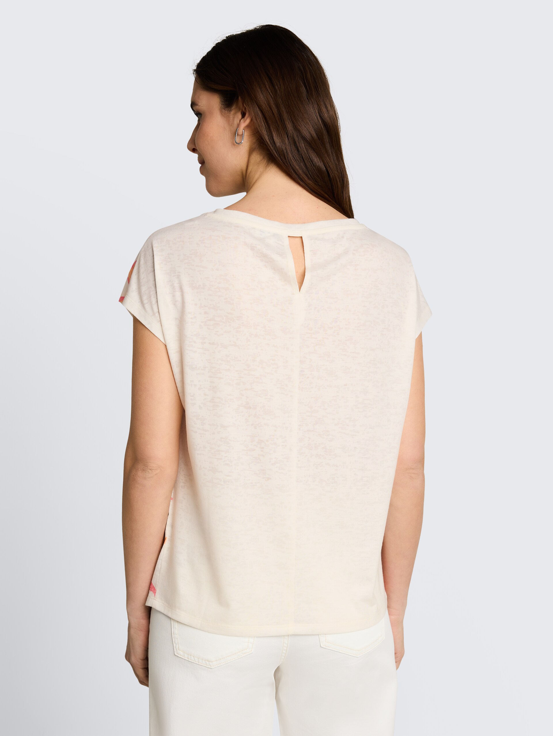 T-Shirt mit Blumenmuster - Whisper White - Auschnitt Model-Rückansicht
