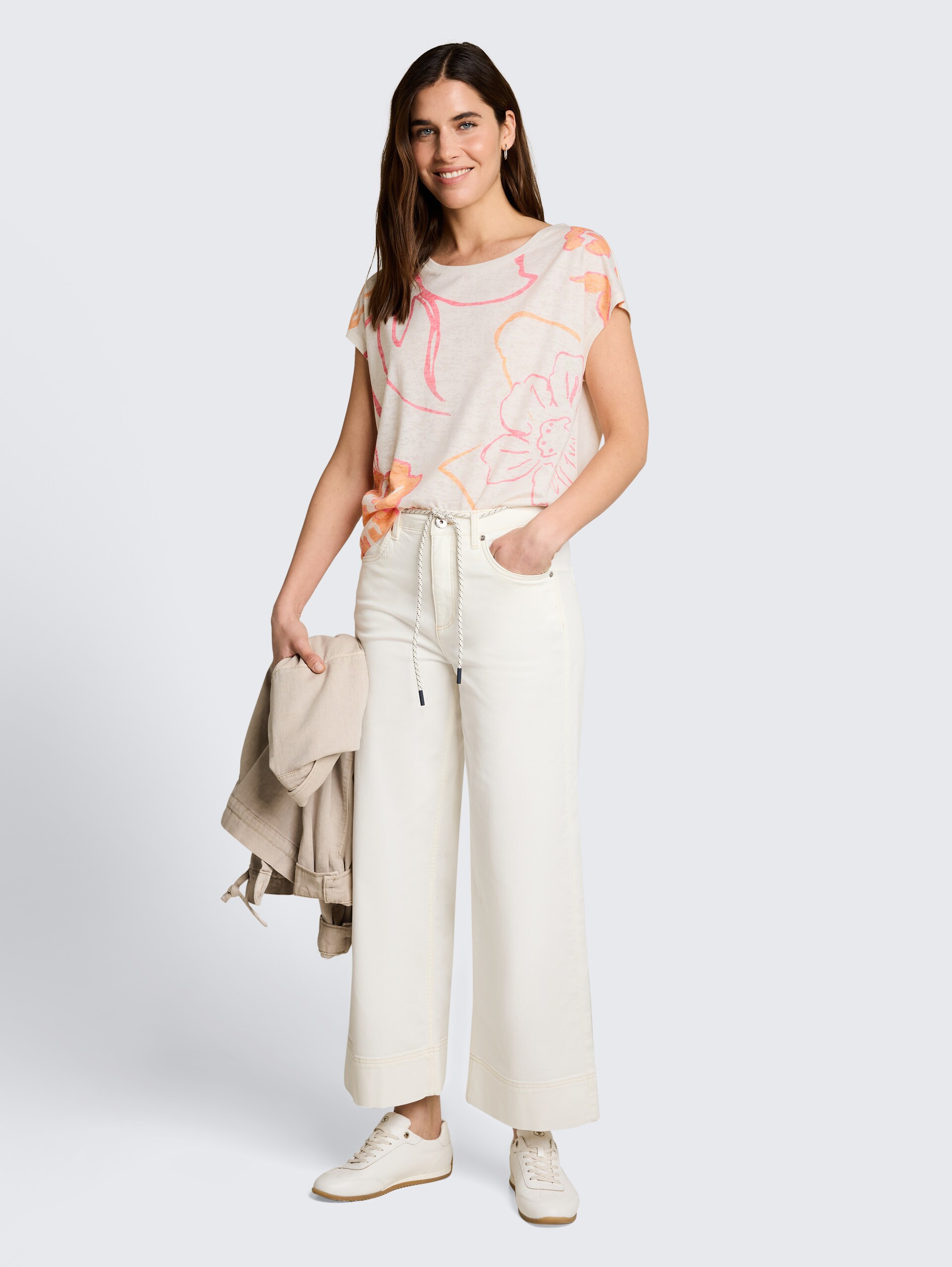 T-Shirt mit Blumenmuster - Whisper White - Model-Vorderansicht