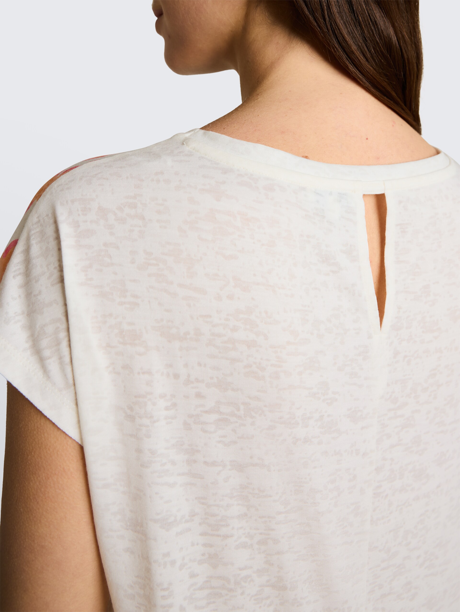 T-Shirt mit Blumenmuster - Whisper White - Detail-Model-Ansicht