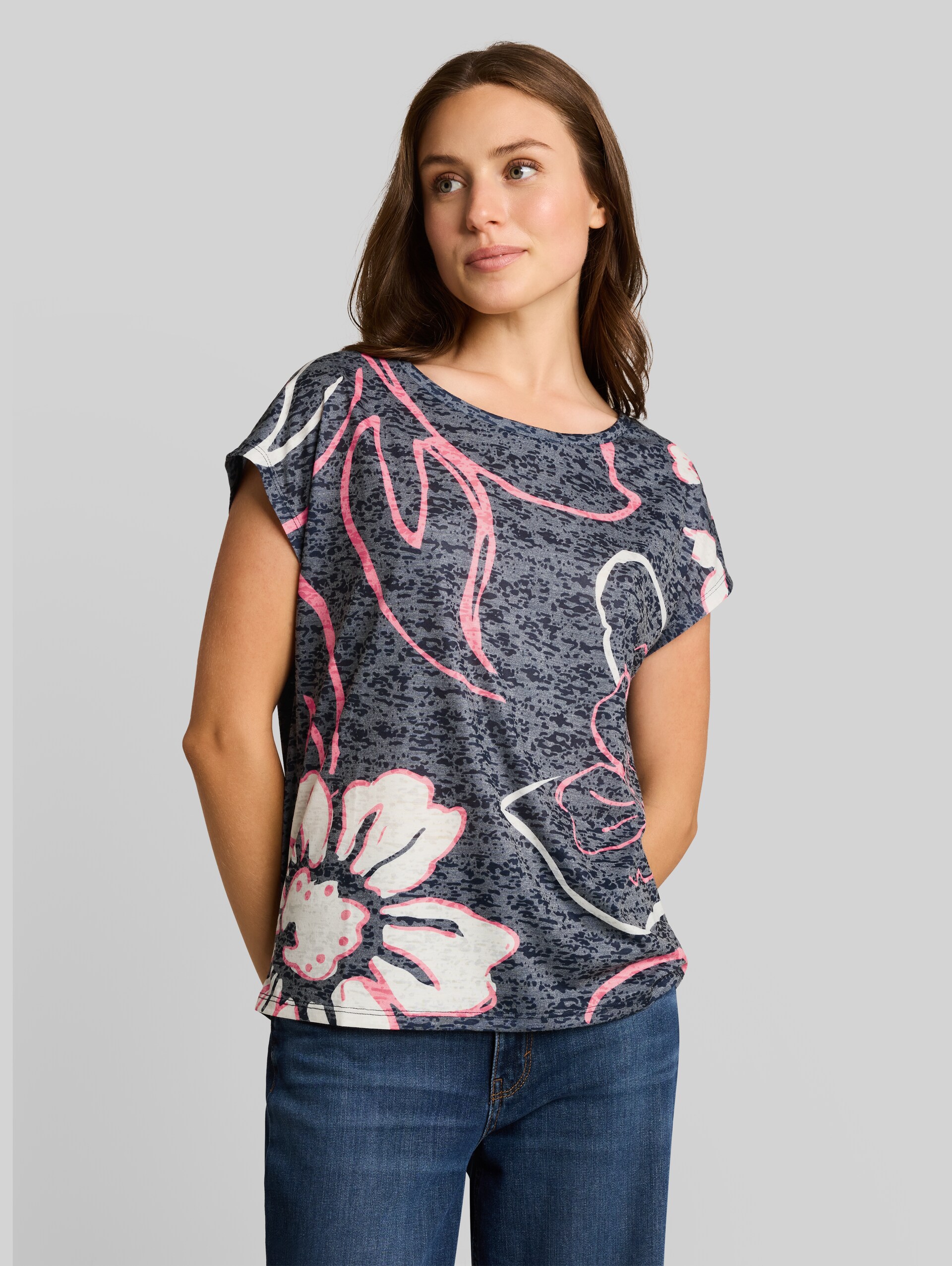 T-shirt with floral pattern - sky captain blue - Neckline model front view