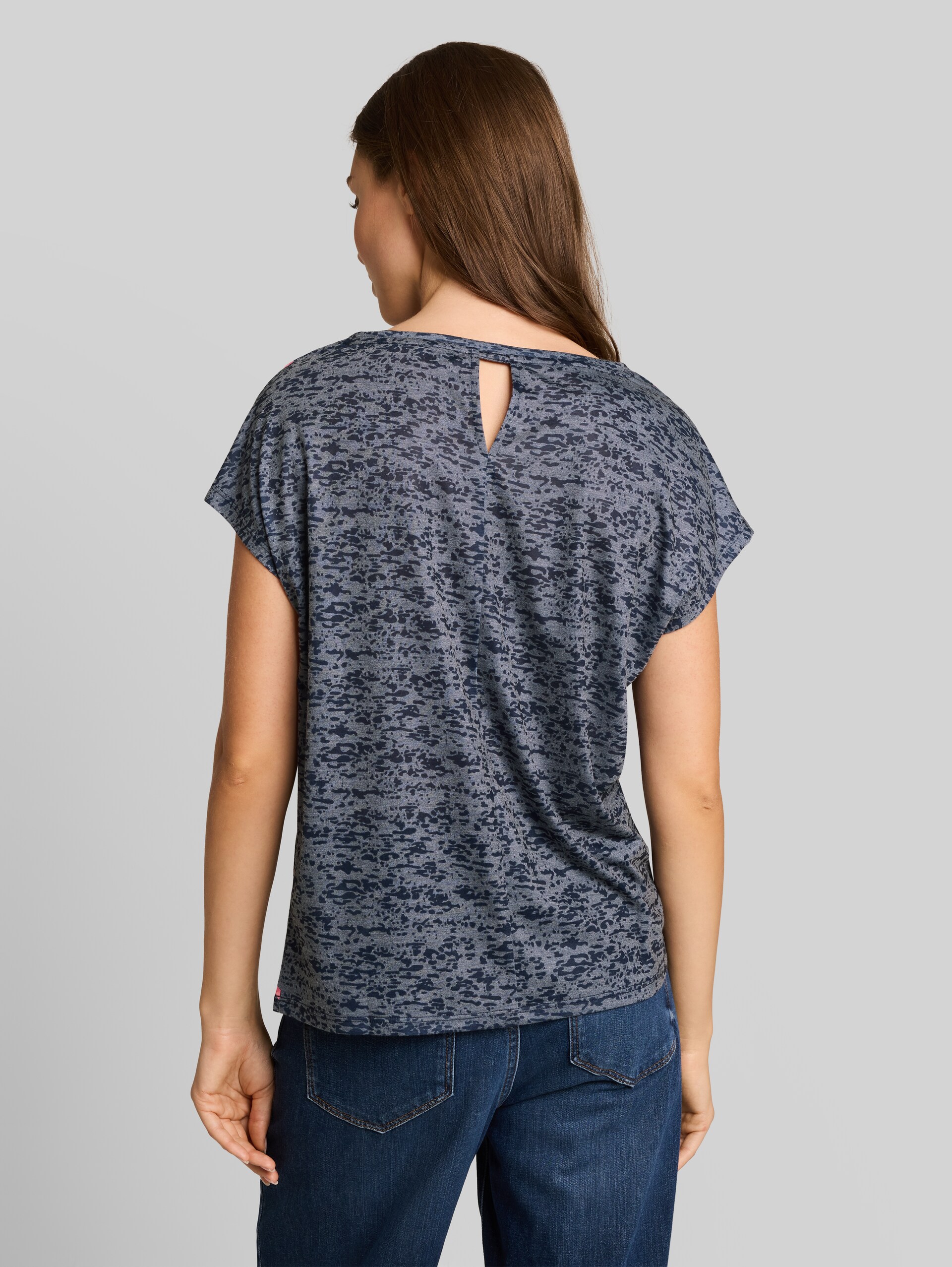 T-shirt with floral pattern - sky captain blue - Neckline model-back view