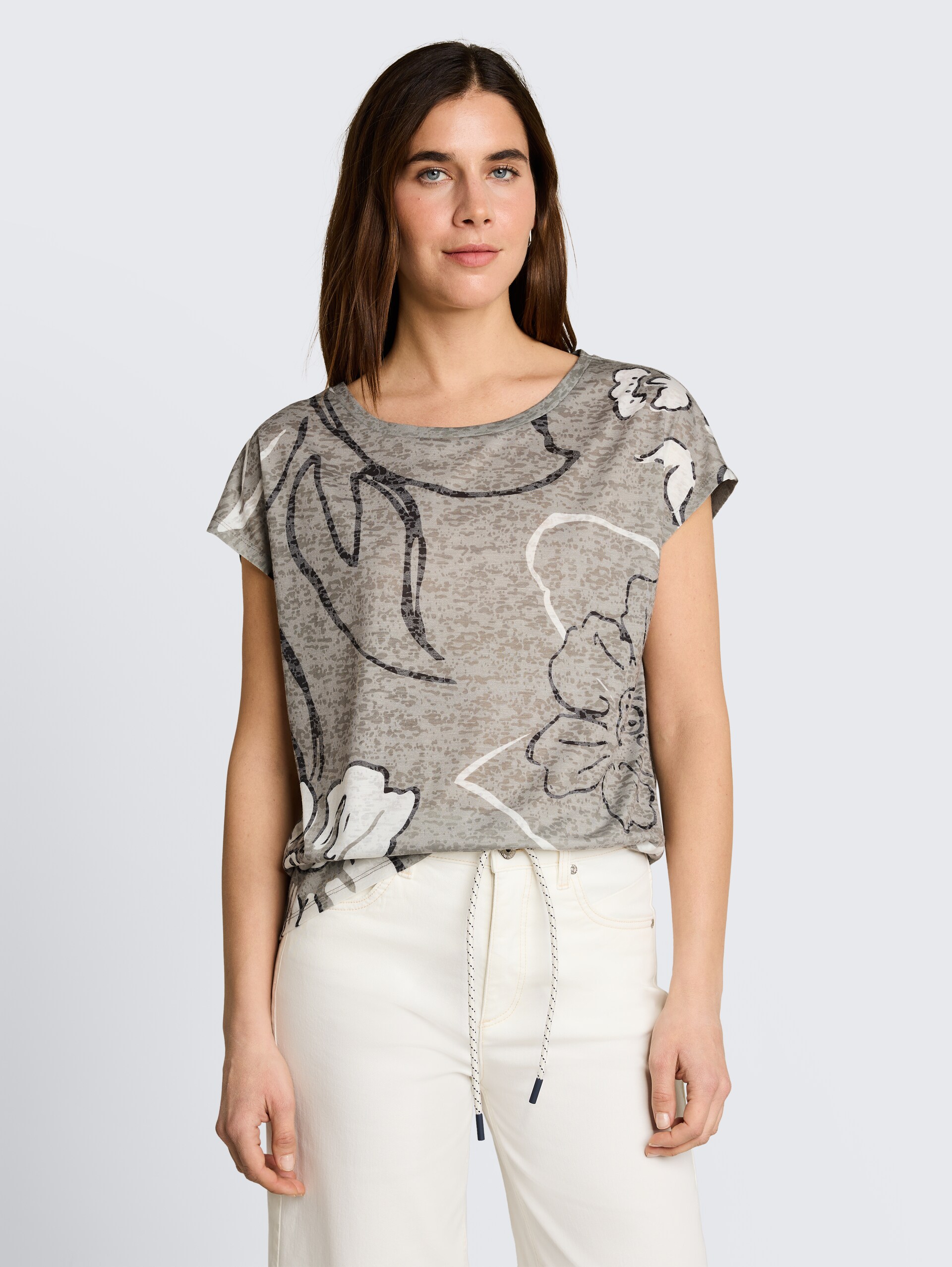 T-Shirt mit Blumenmuster - Silver Olive - Ausschnitt Model-Vorderansicht