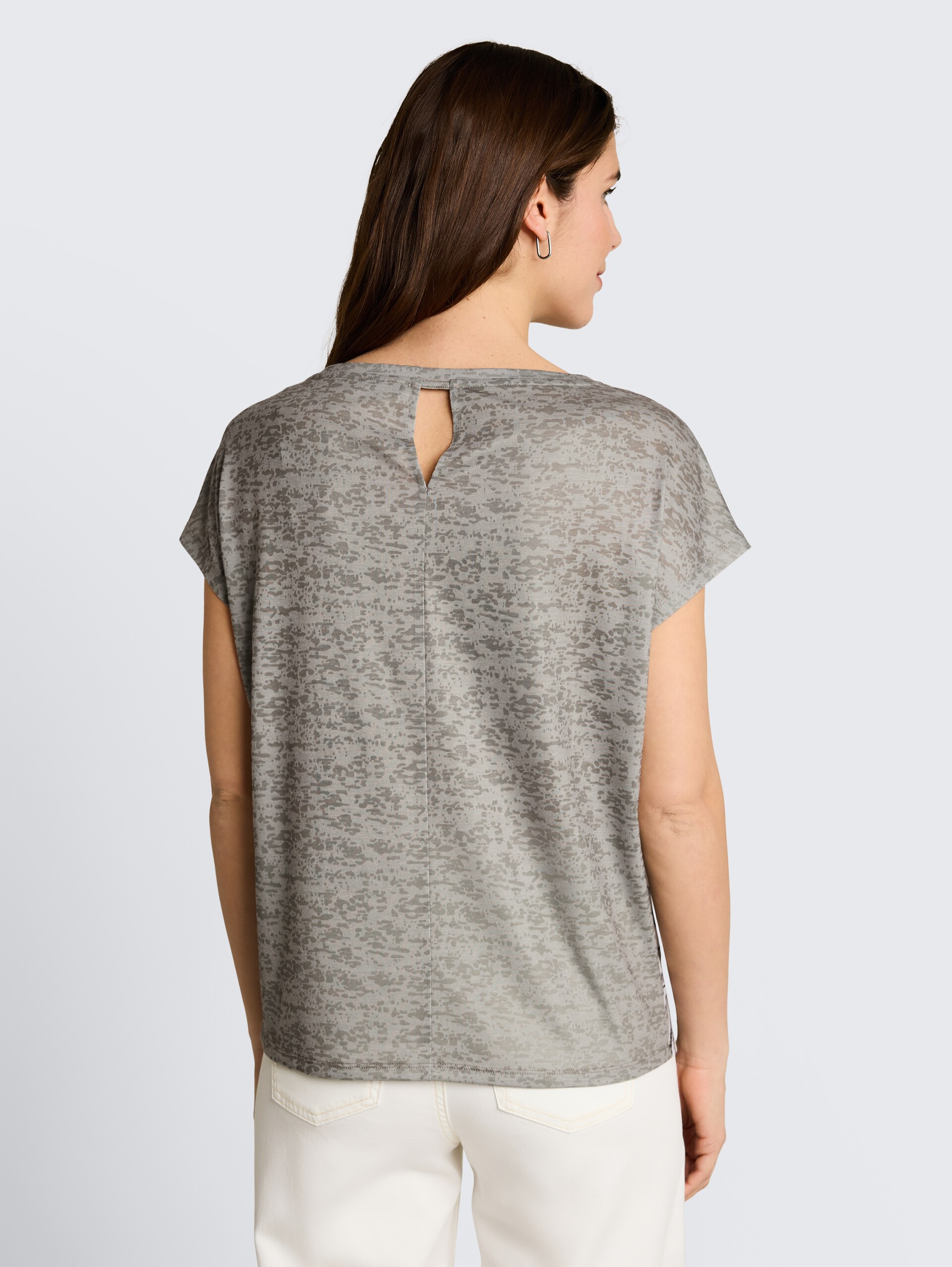 T-Shirt mit Blumenmuster - Silver Olive - Auschnitt Model-Rückansicht