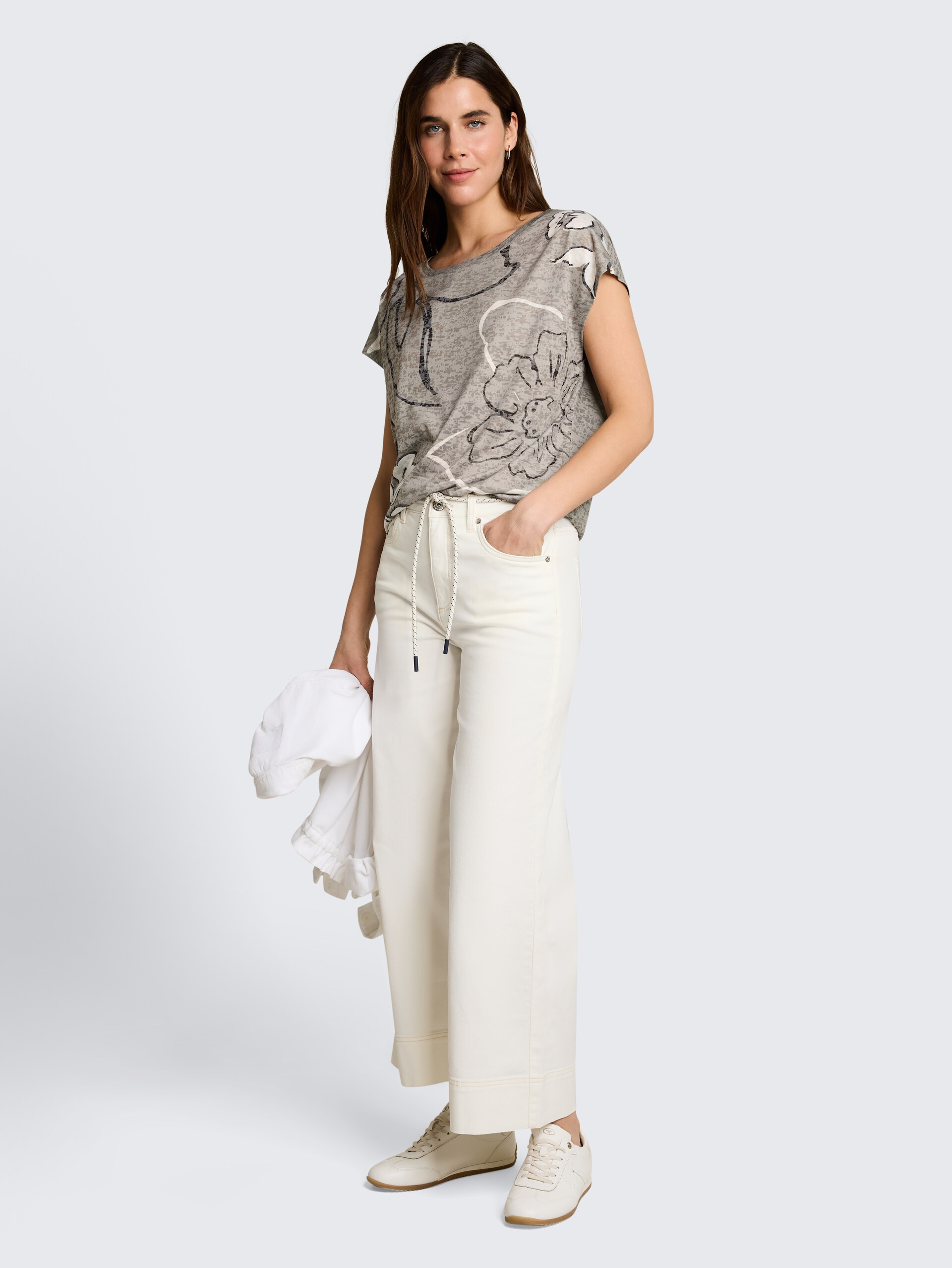 T-Shirt mit Blumenmuster - Silver Olive - Model-Vorderansicht