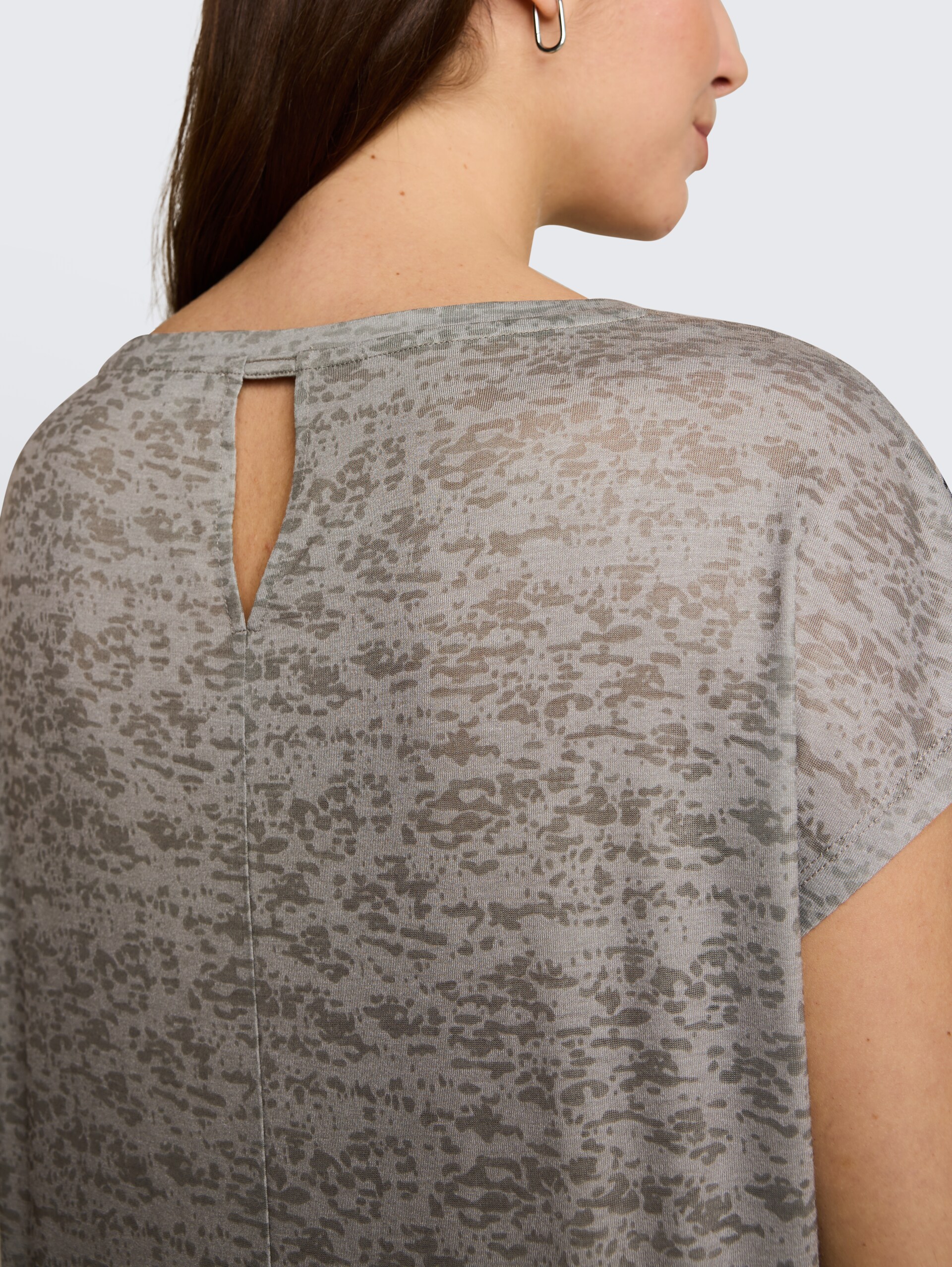 T-Shirt mit Blumenmuster - Silver Olive - Detail-Model-Ansicht