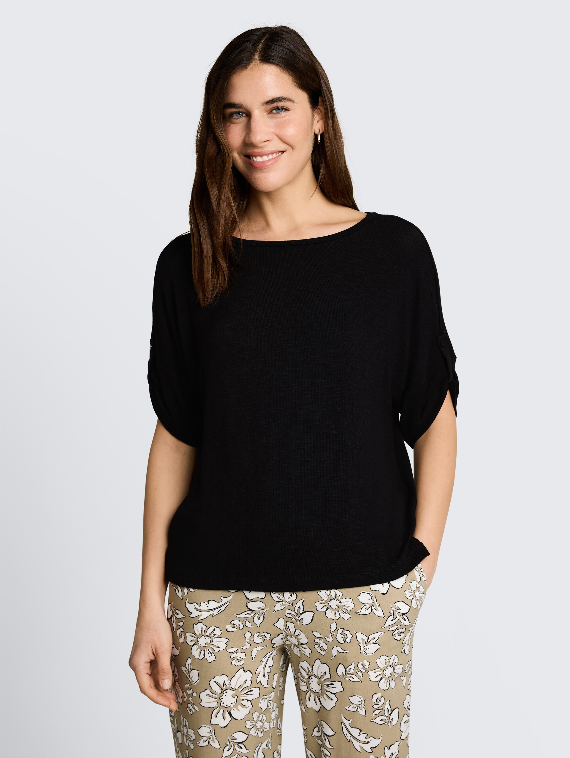 T-shirt met omgeslagen mouwen - deep black - Nek model vooraanzicht