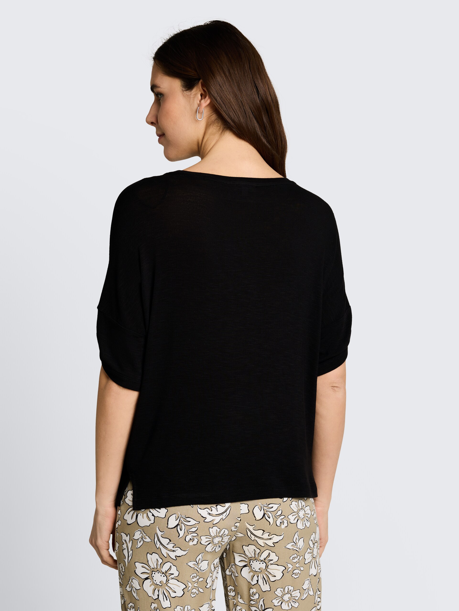 T-shirt met omgeslagen mouwen - deep black - Neklijn model-achteraanzicht