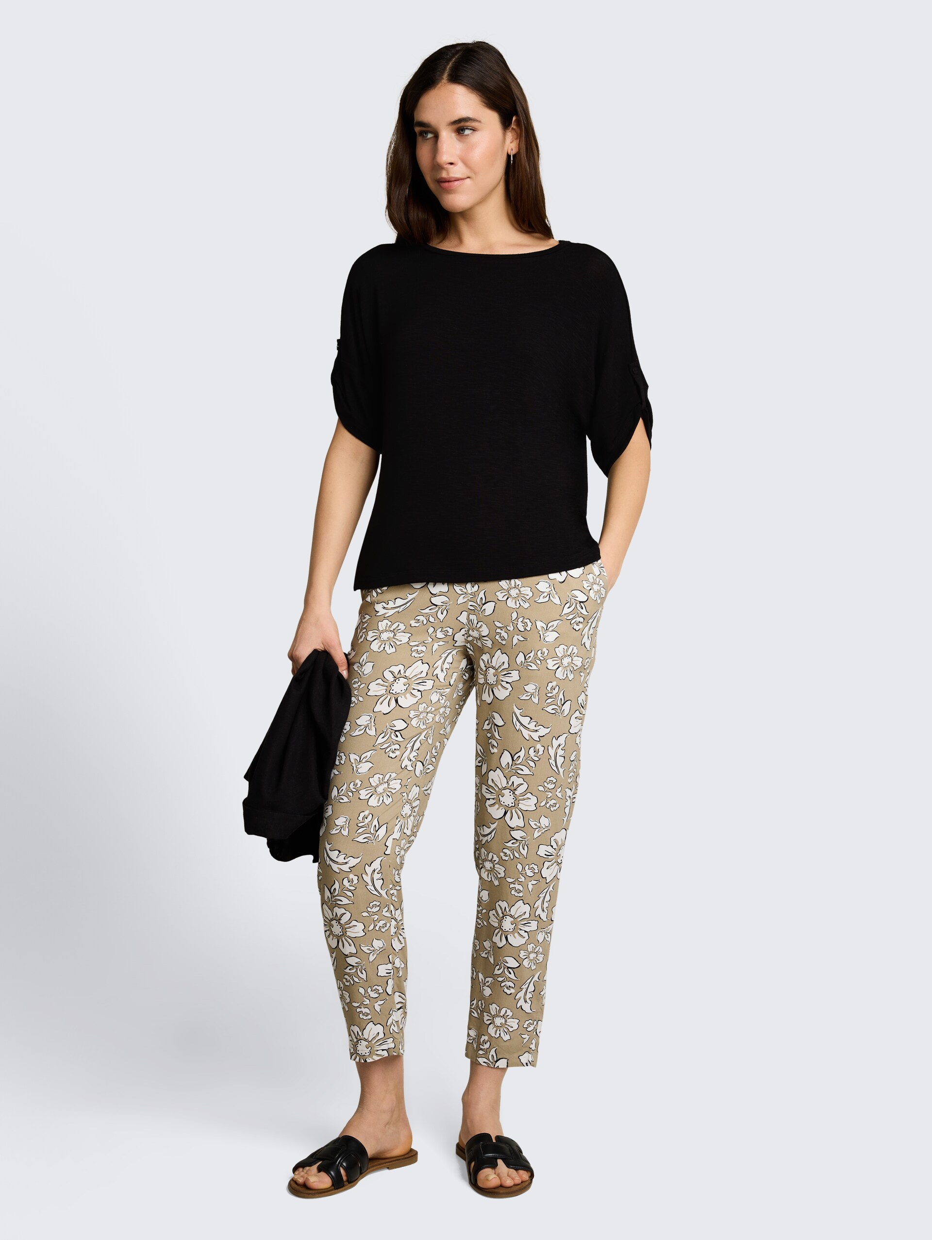 T-shirt met omgeslagen mouwen - deep black - Model vooraanzicht