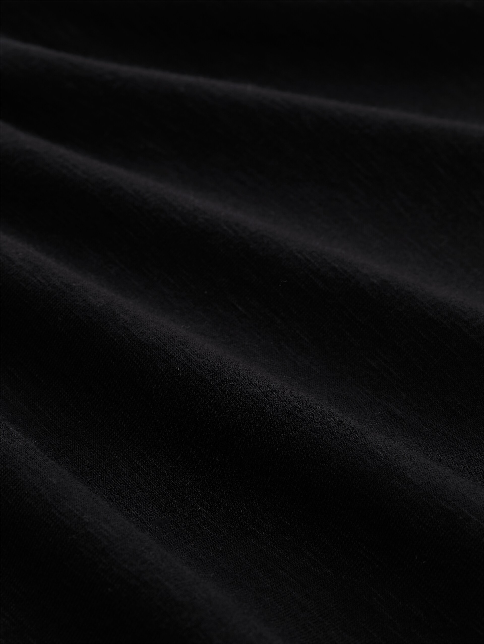 T-shirt met omgeslagen mouwen - deep black - Materiaalweergave