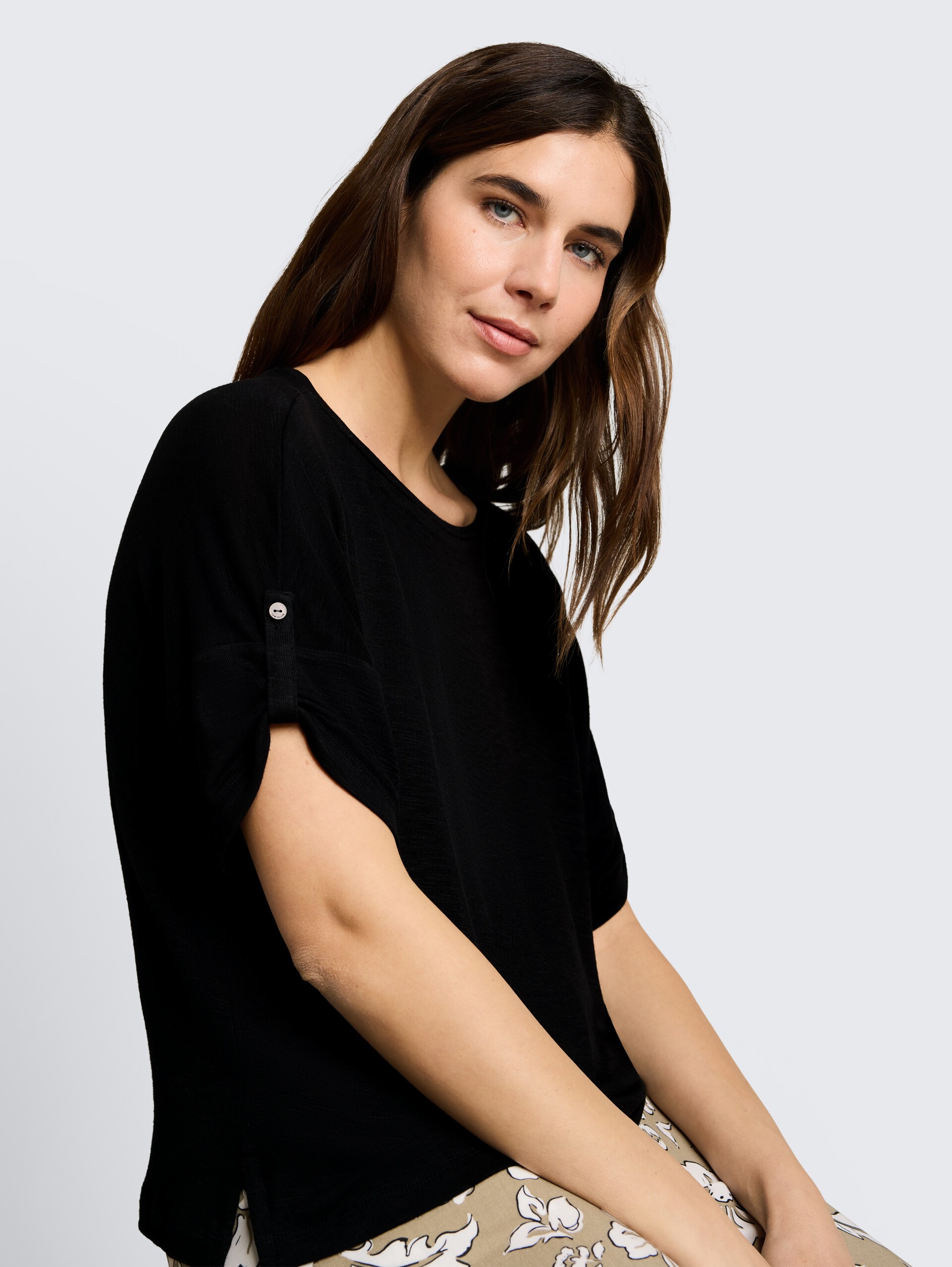 T-shirt met omgeslagen mouwen - deep black - Detailaanzicht model