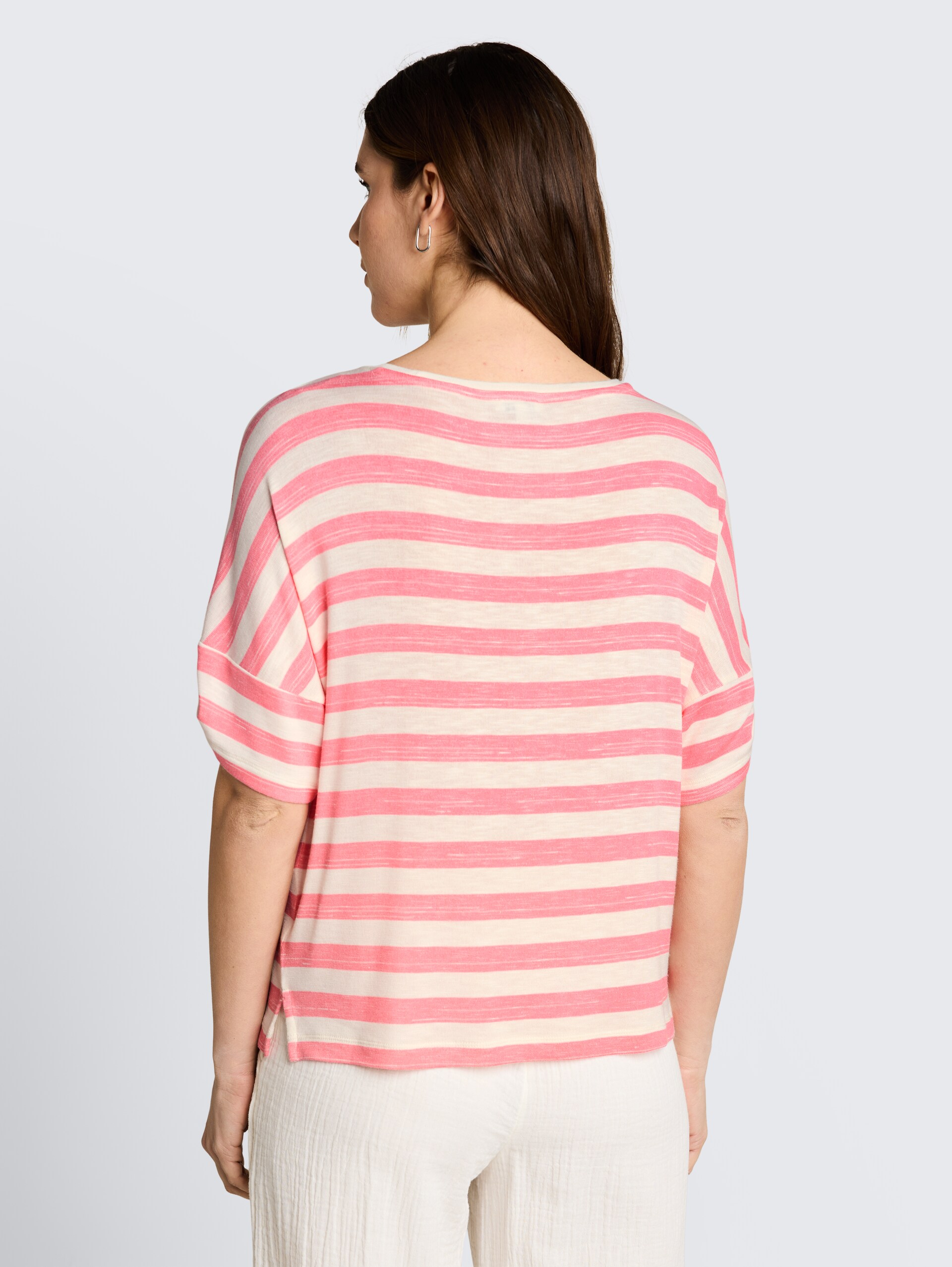 T-shirt met omgeslagen mouwen - pink white stripe - Neklijn model-achteraanzicht