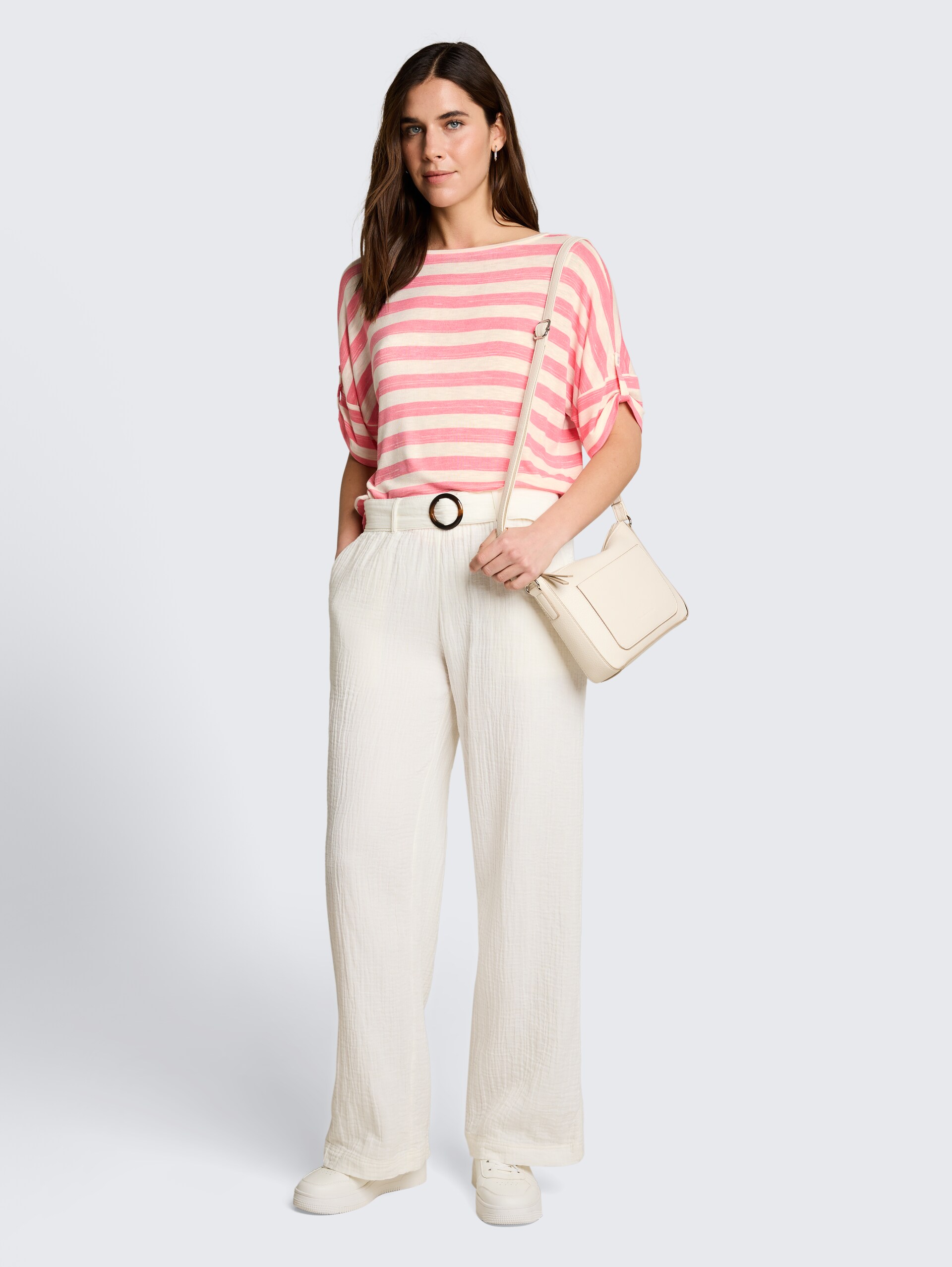 T-shirt met omgeslagen mouwen - pink white stripe - Model vooraanzicht