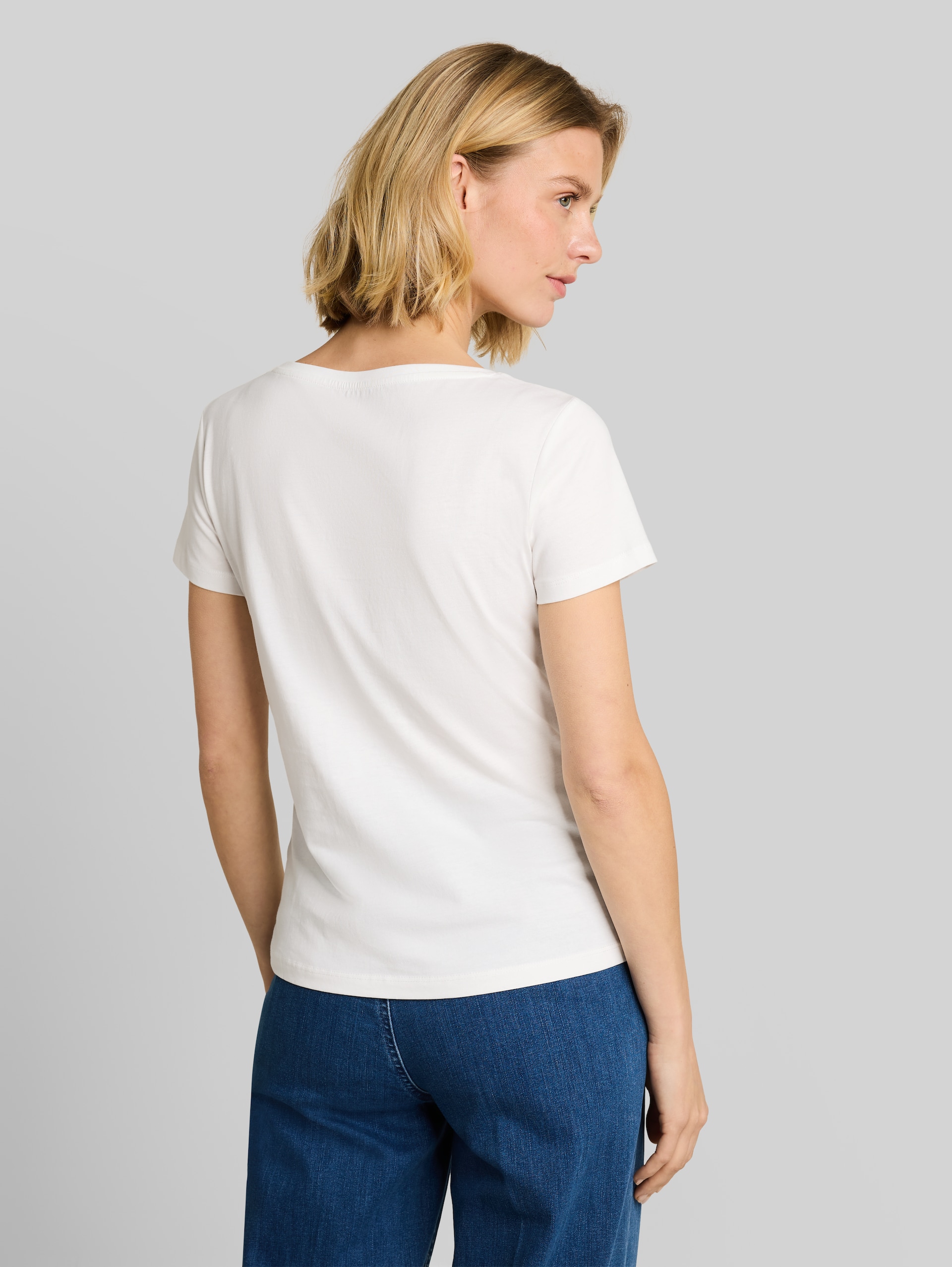 T-Shirt mit Glitzer-Logo - Whisper White - Auschnitt Model-Rückansicht