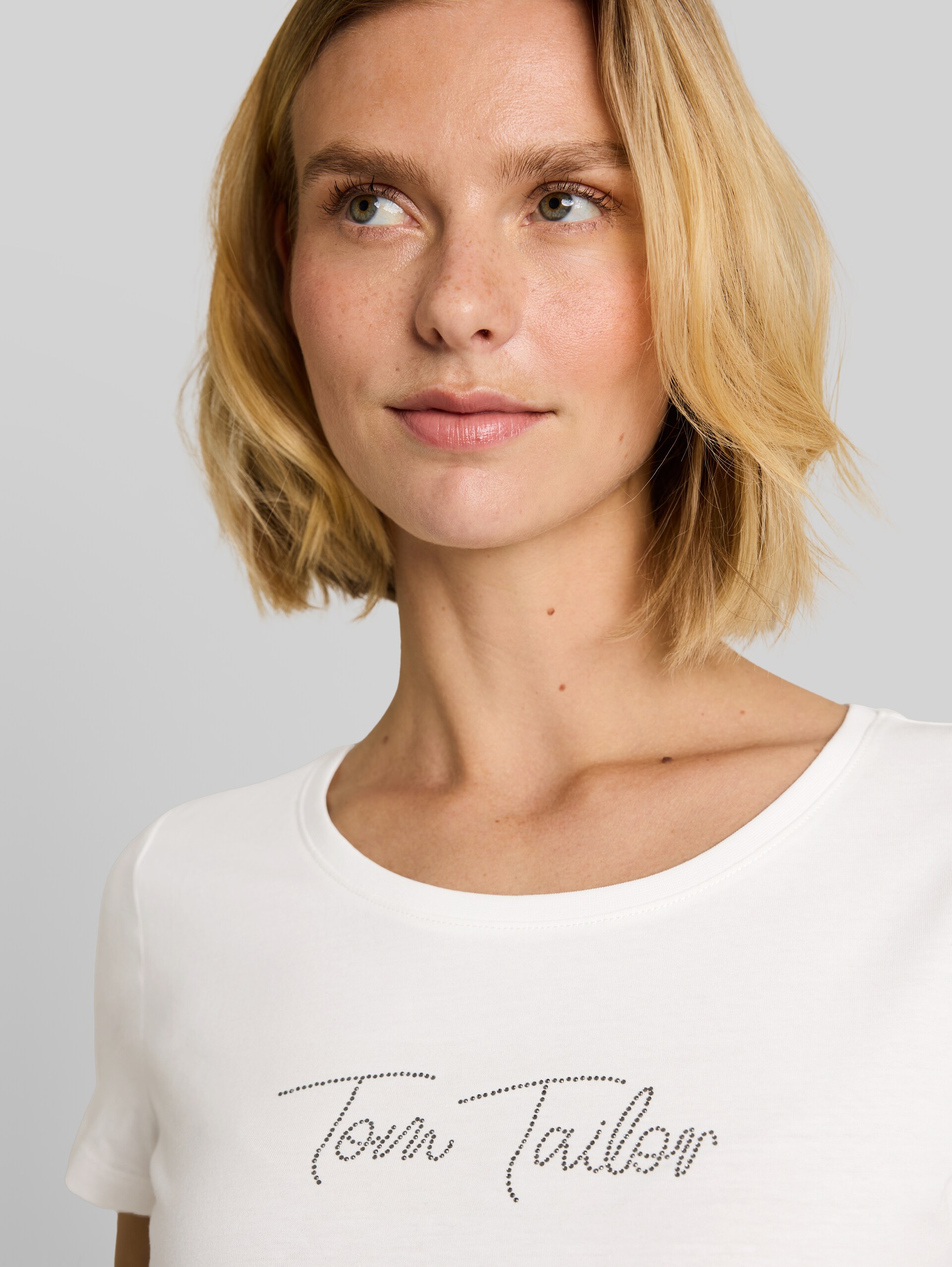 T-Shirt mit Glitzer-Logo - Whisper White - Detail-Model-Ansicht