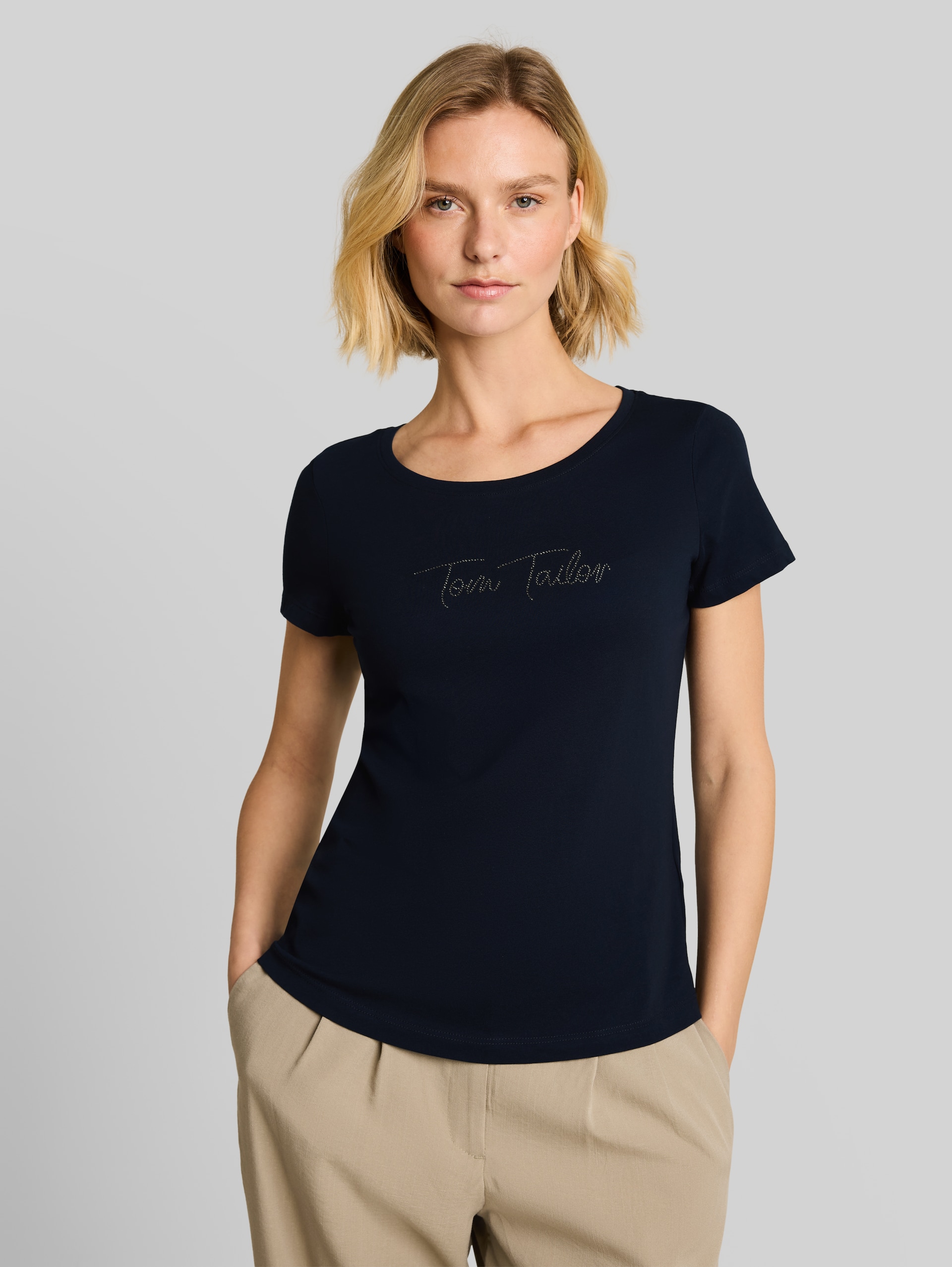 T-Shirt mit Glitzer-Logo - sky captain blue - Ausschnitt Model-Vorderansicht
