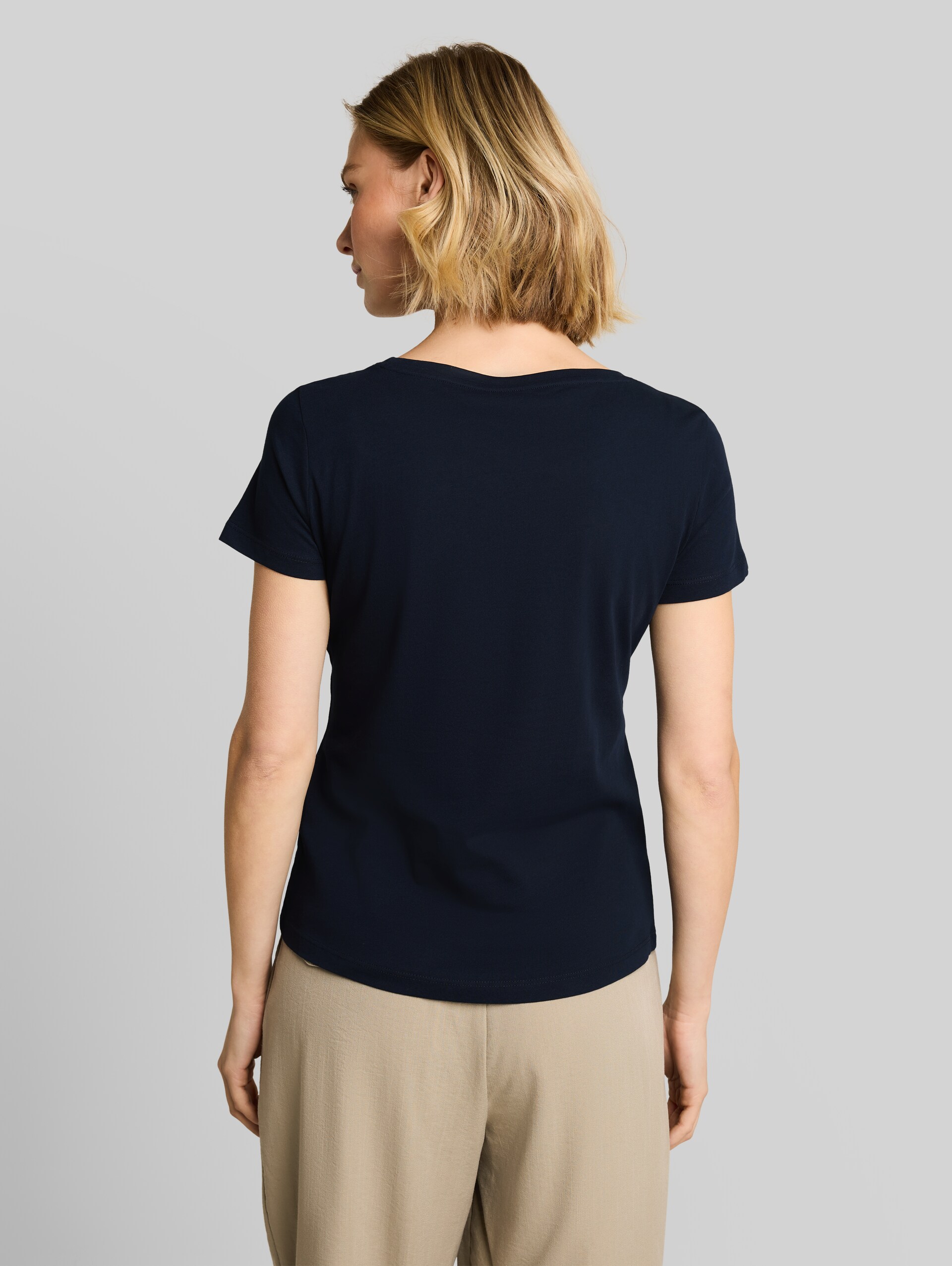 T-Shirt mit Glitzer-Logo - sky captain blue - Auschnitt Model-Rückansicht