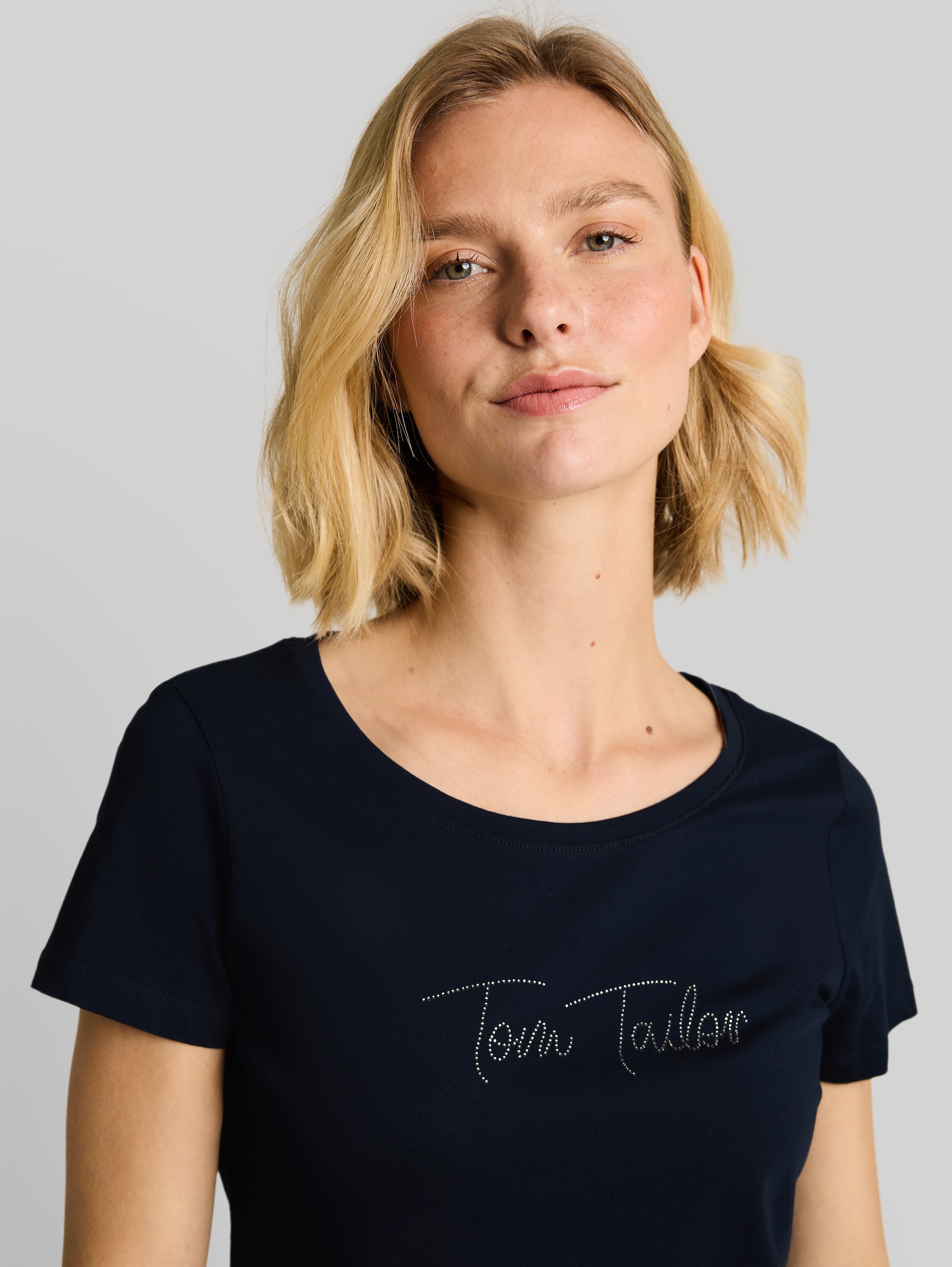 T-Shirt mit Glitzer-Logo - sky captain blue - Detail-Model-Ansicht