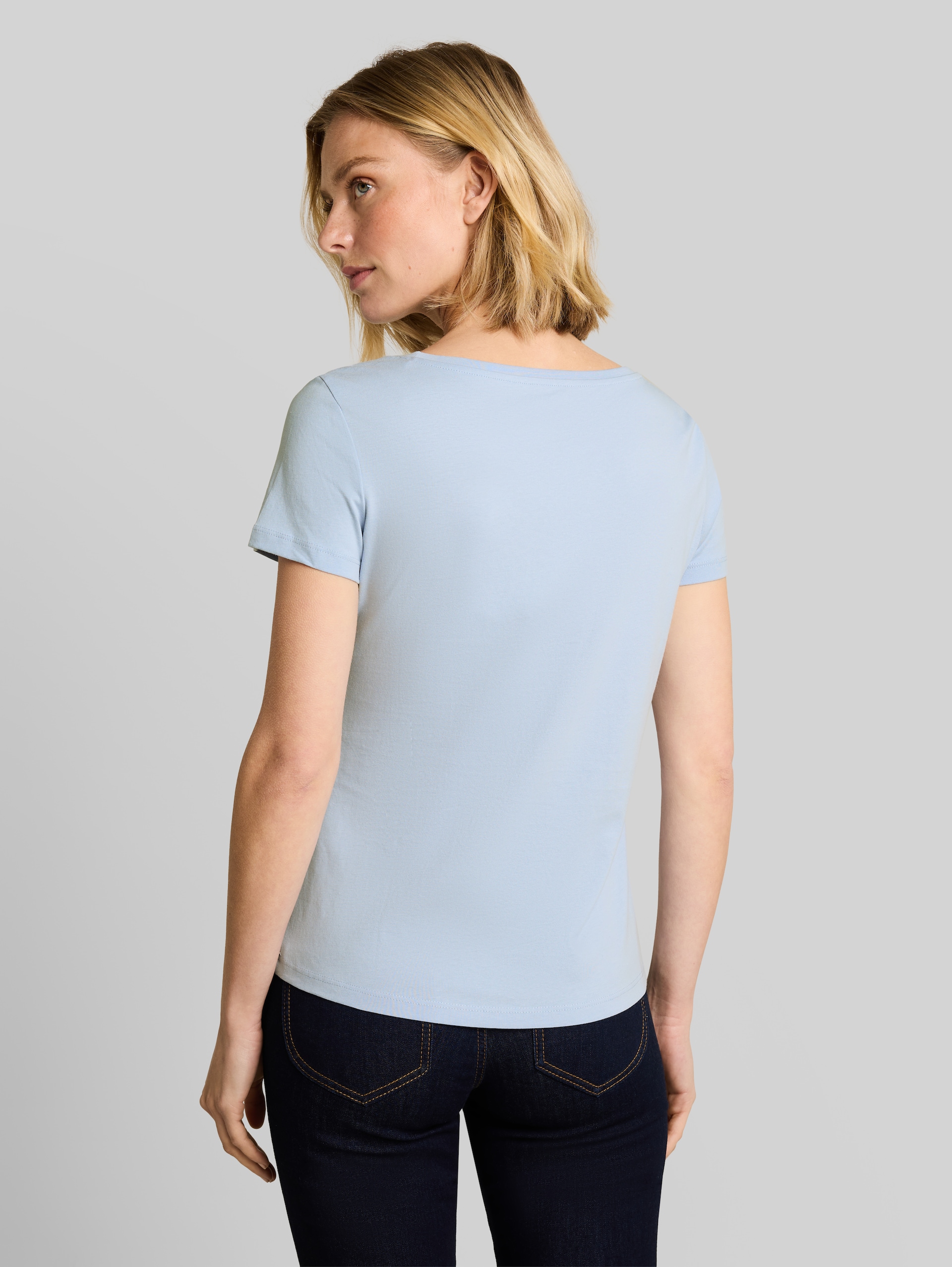 T-Shirt mit Glitzer-Logo - Kentucky Blue - Auschnitt Model-Rückansicht