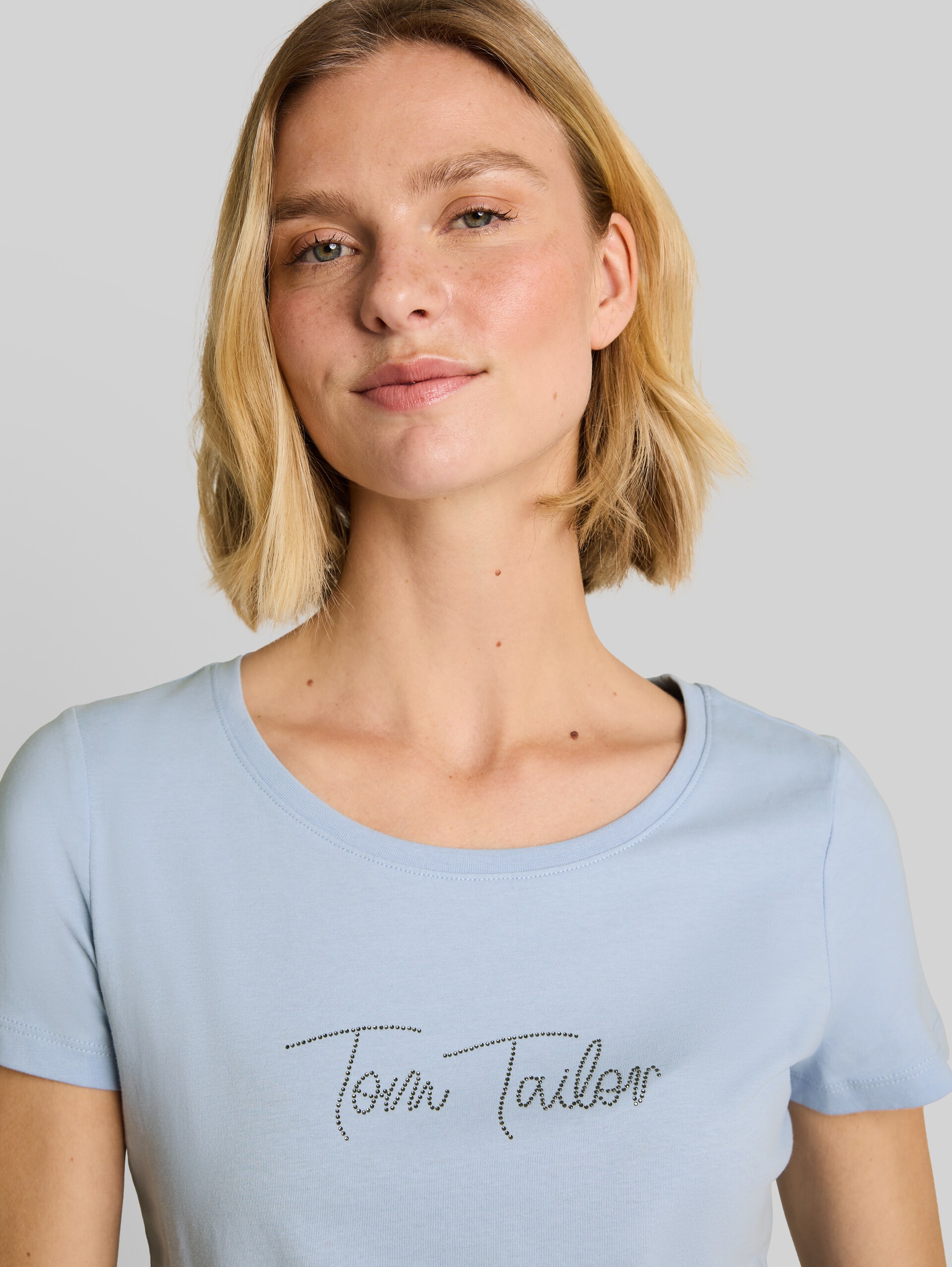 T-Shirt mit Glitzer-Logo - Kentucky Blue - Detail-Model-Ansicht
