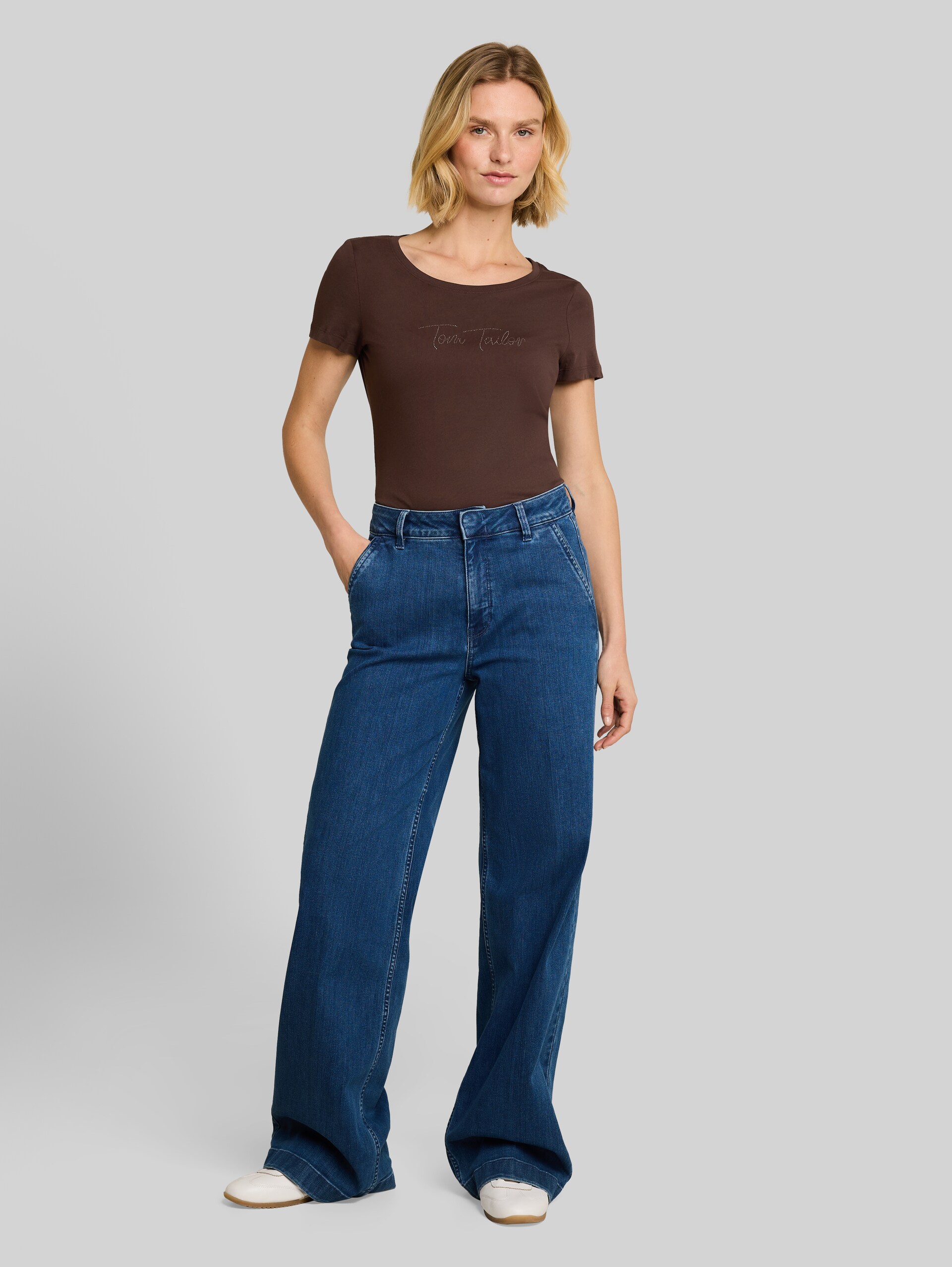 T-Shirt mit Glitzer-Logo - java dark brown - Model-Vorderansicht