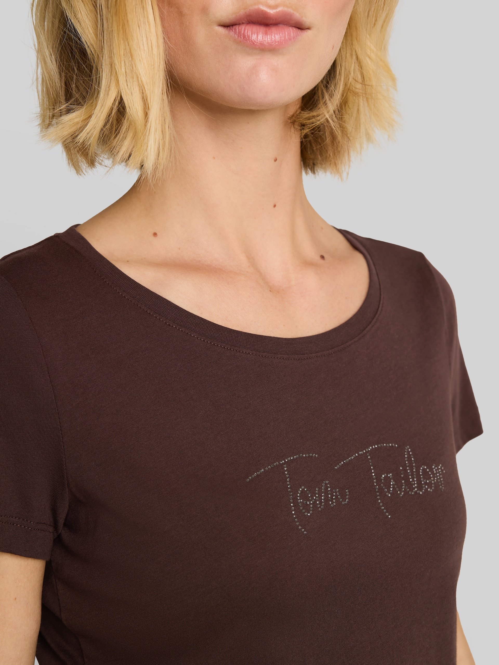 T-Shirt mit Glitzer-Logo - java dark brown - Detail-Model-Ansicht