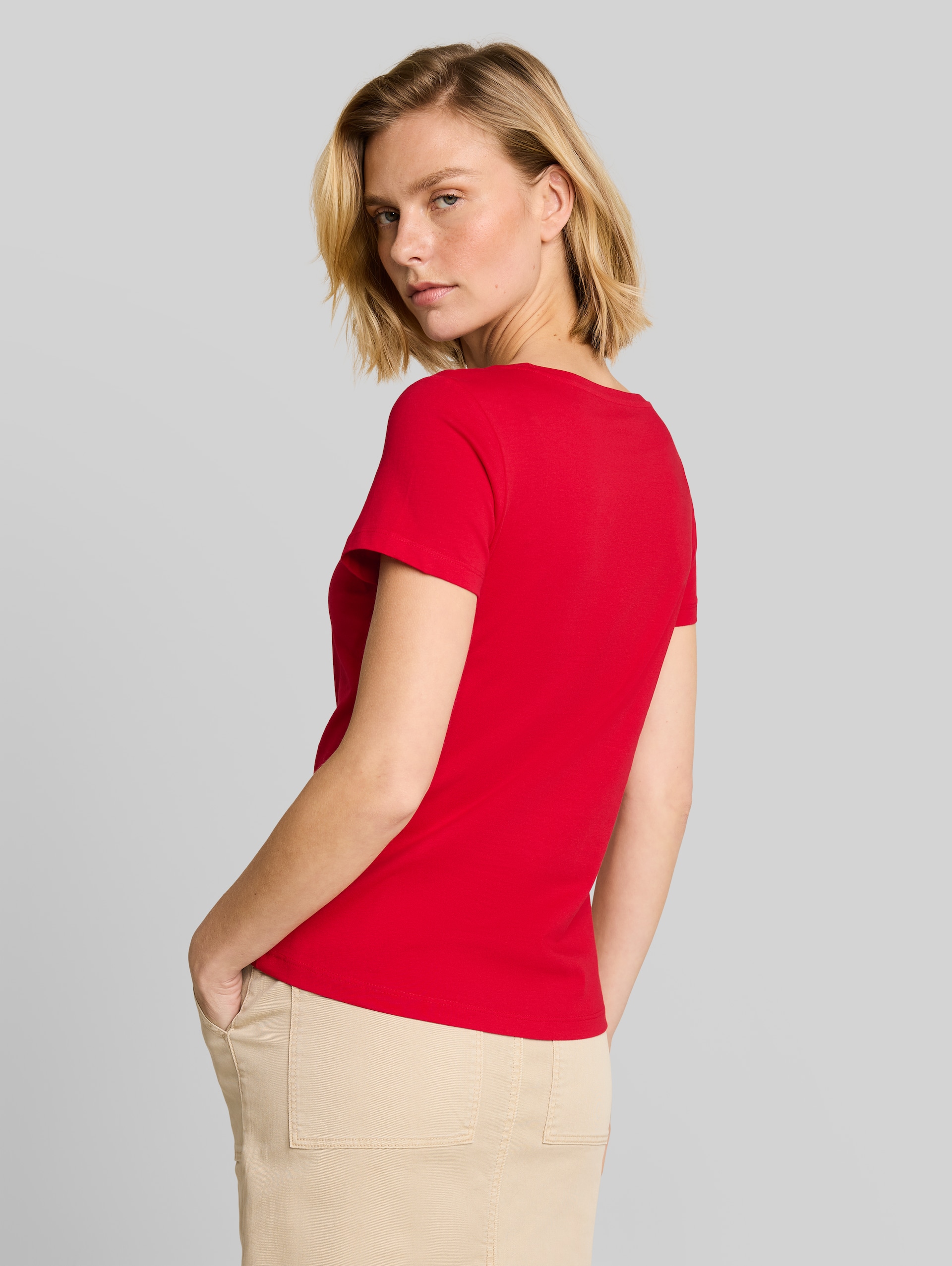 T-Shirt mit Glitzer-Logo - soft scarlet red - Auschnitt Model-Rückansicht