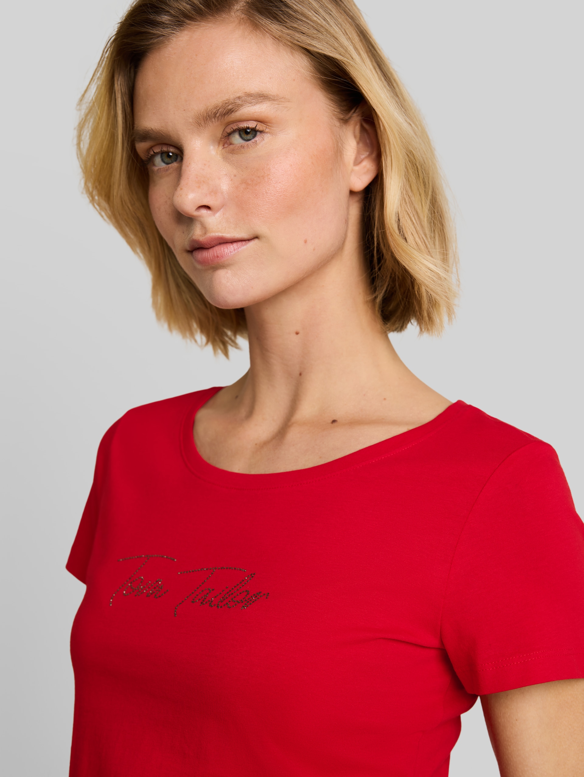 T-Shirt mit Glitzer-Logo - soft scarlet red - Detail-Model-Ansicht