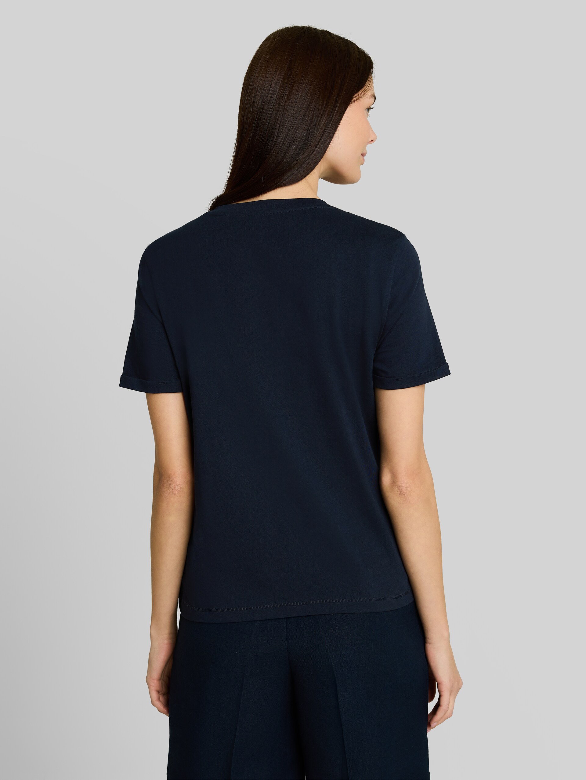 T-Shirt mit Print - sky captain blue - Auschnitt Model-Rückansicht