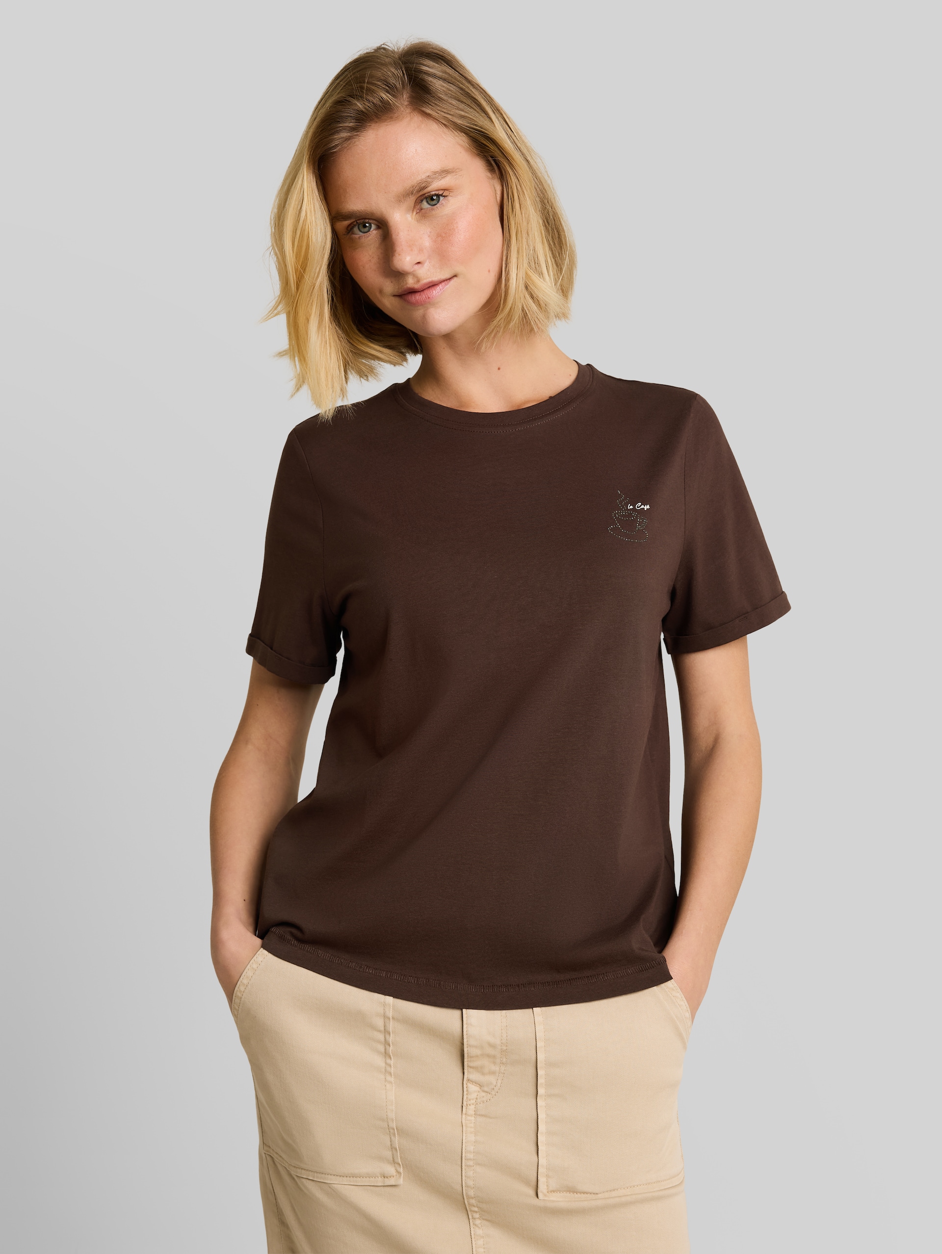 T-Shirt mit Print - java dark brown - Ausschnitt Model-Vorderansicht