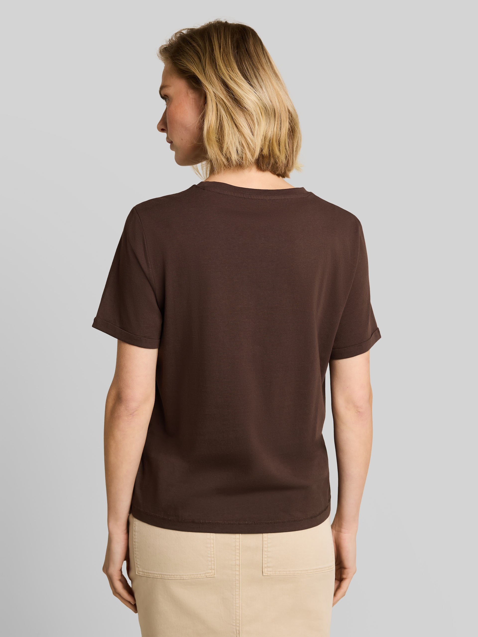 T-Shirt mit Print - java dark brown - Auschnitt Model-Rückansicht