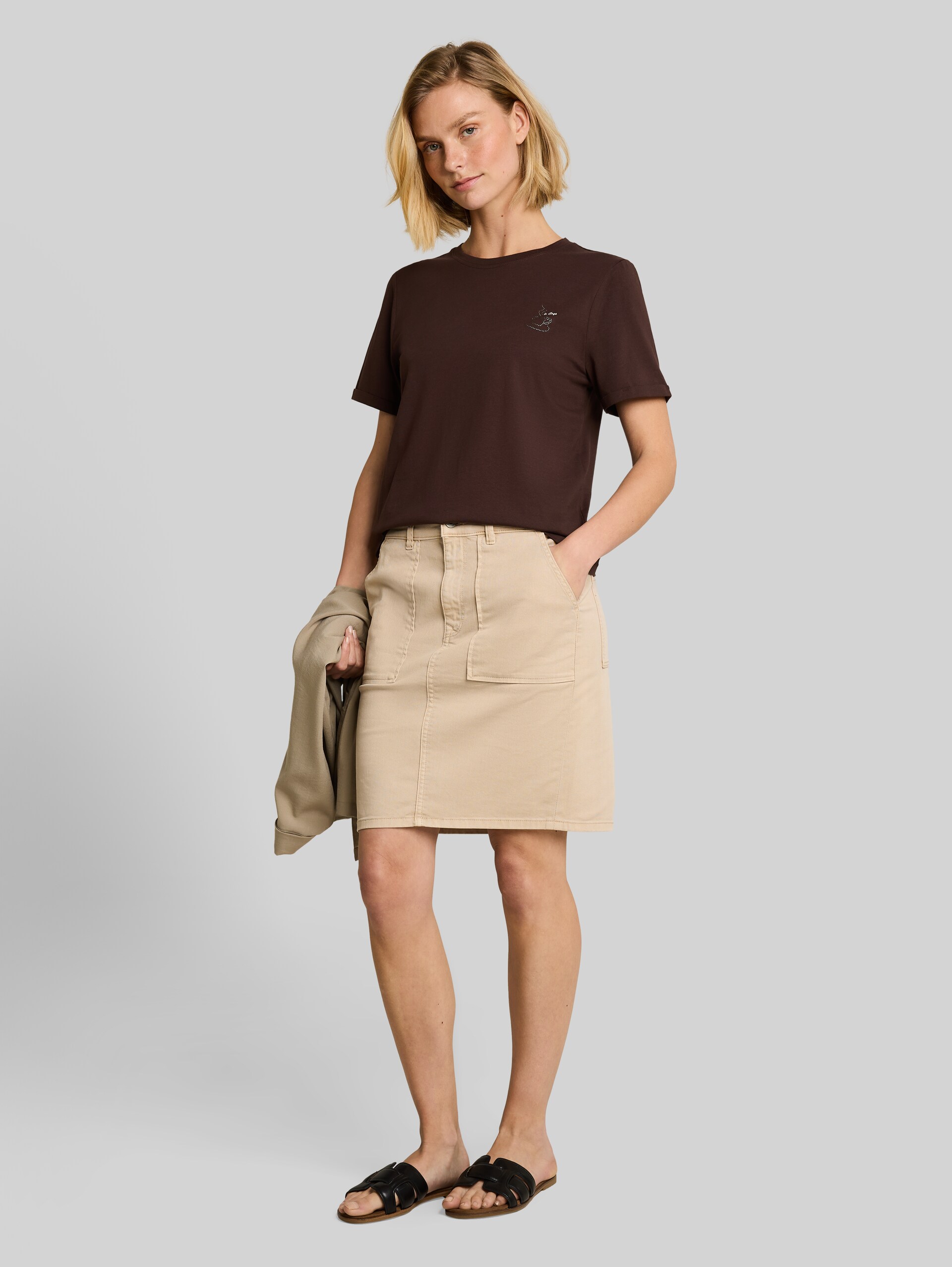 T-Shirt mit Print - java dark brown - Model-Vorderansicht