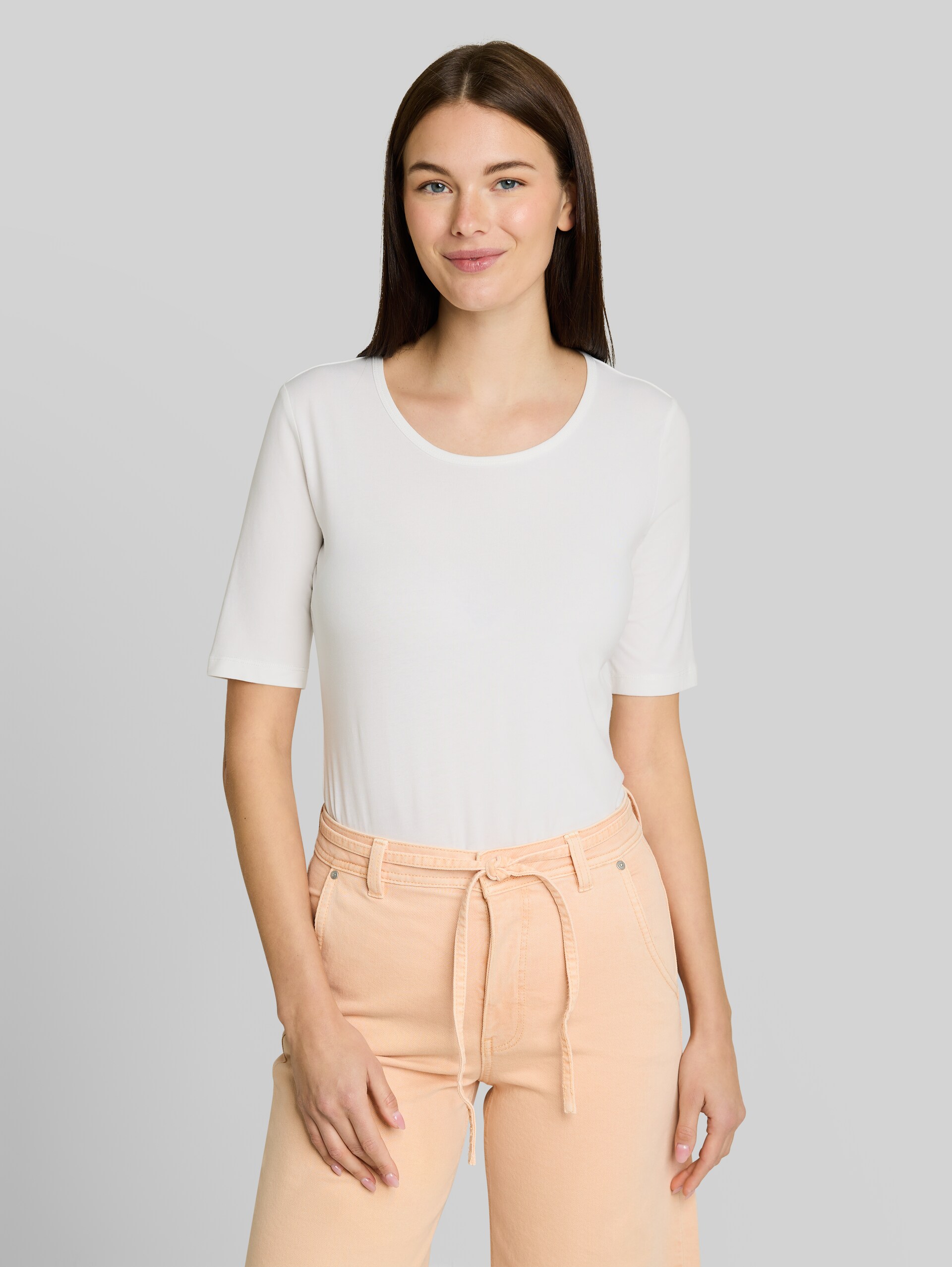 Basic T-Shirt mit Rundhalsausschnitt - Whisper White - Ausschnitt Model-Vorderansicht